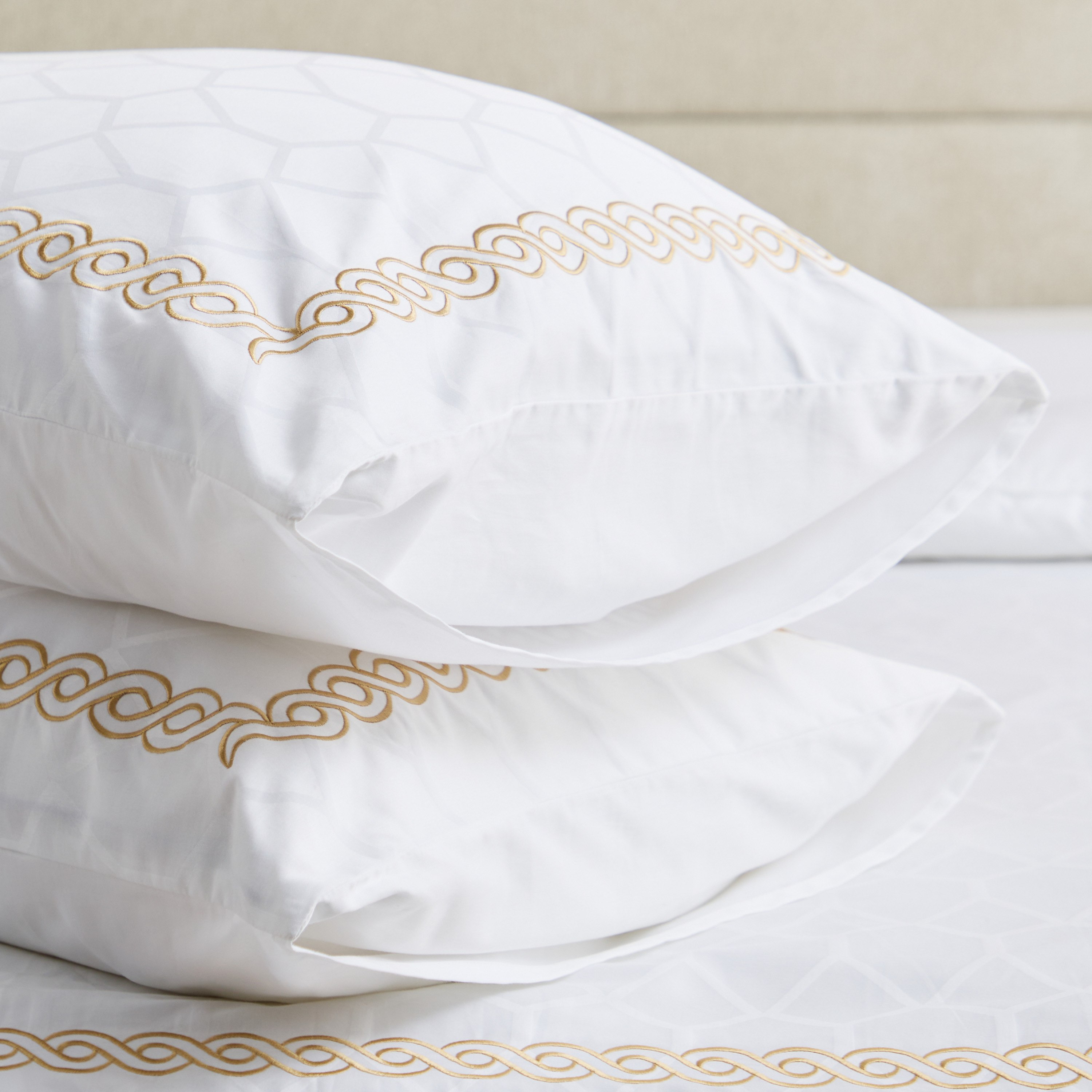 طقم لحاف كينج جاكار قطن مطرز 5 قطع أفوردابلز من وايت هافن جراند - 220x240 سم-hbxhomeware-hbxbedroom-image-9