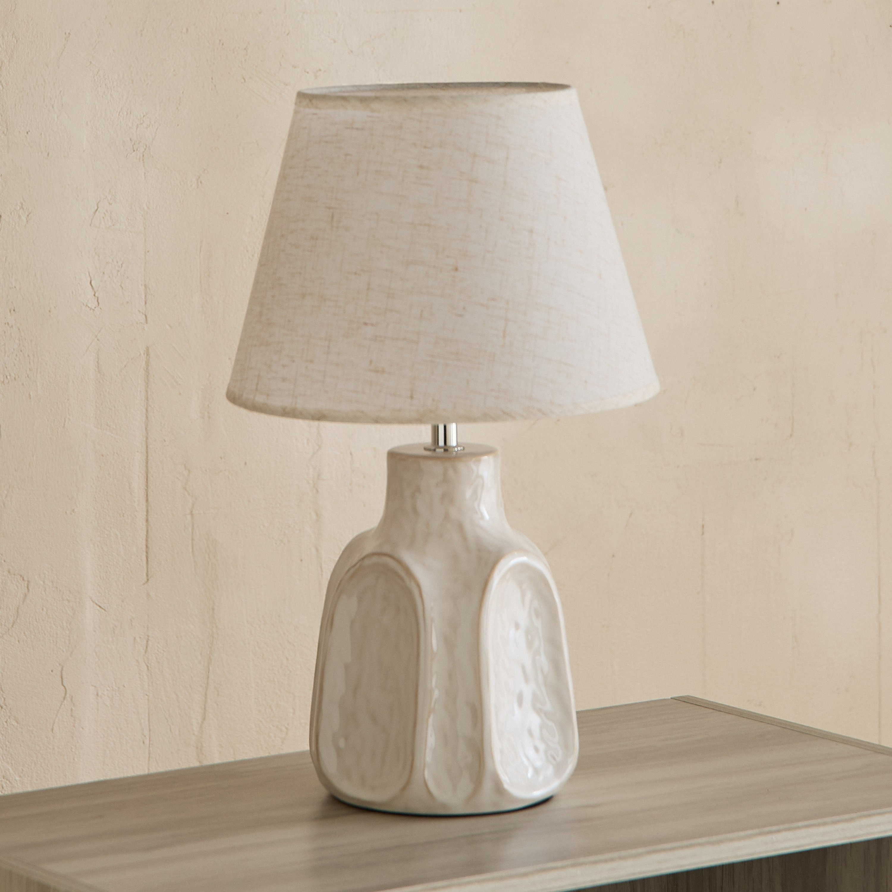 مصباح طاولة سيراميك بغطاء قماش من أليسز -  25x25x41 سم-hbxbedroom-lighting-tablelamps-image-1