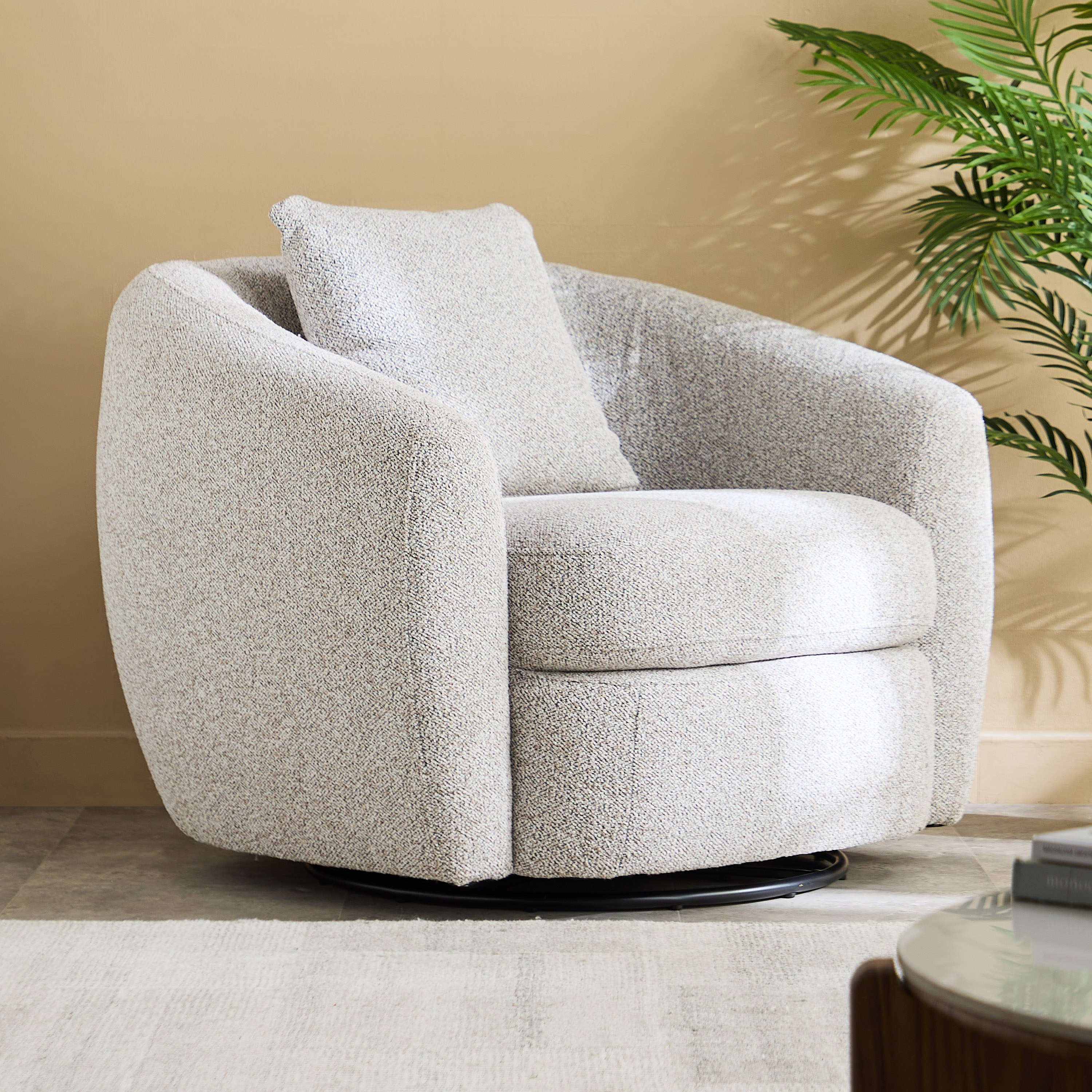 كرسي قماش بمساند ذراعين ووسادة من جينوا-hbxlivingroom-sofasandarmchairs-sofas-image-1