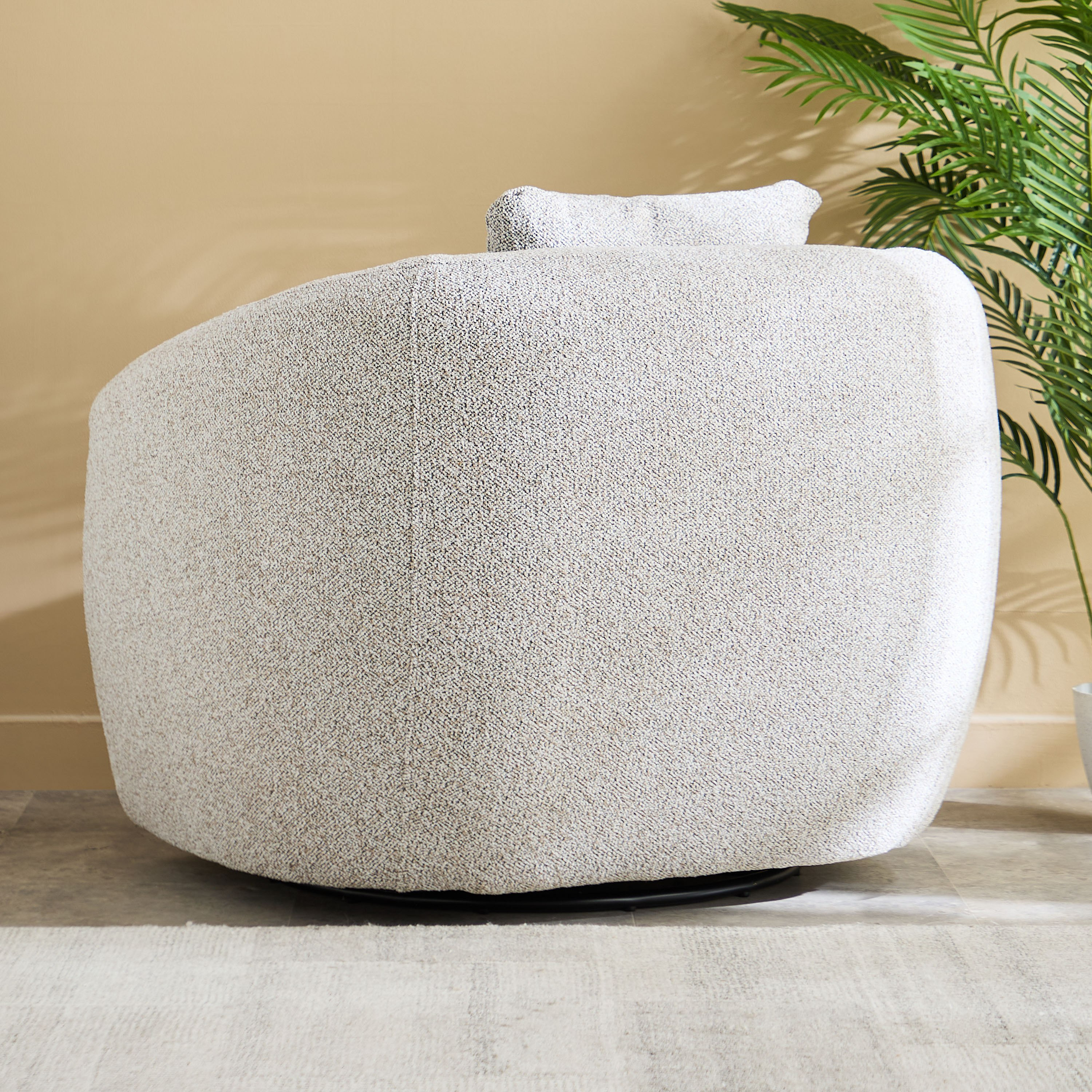 كرسي قماش بمساند ذراعين ووسادة من جينوا-hbxlivingroom-sofasandarmchairs-sofas-image-3