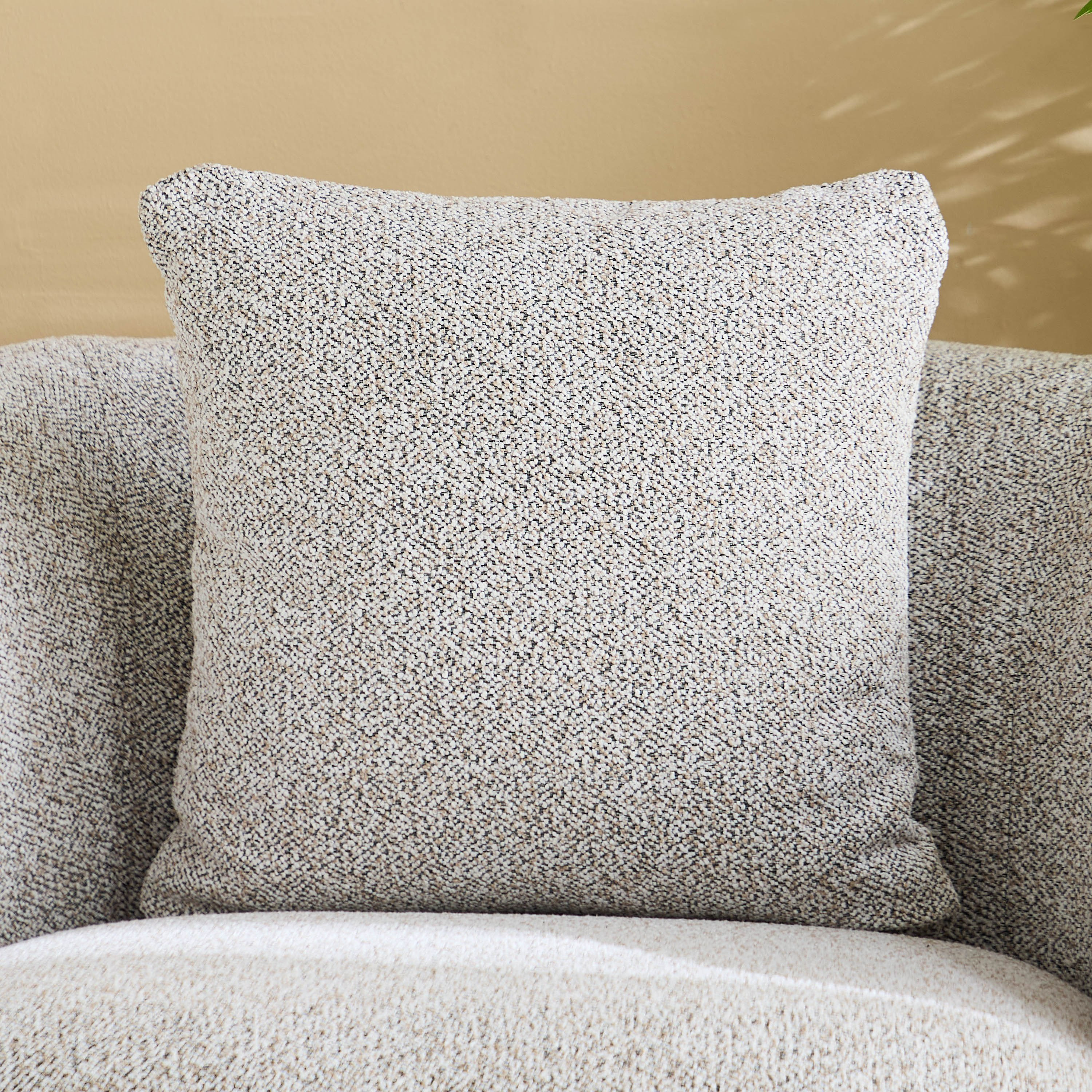 كرسي قماش بمساند ذراعين ووسادة من جينوا-hbxlivingroom-sofasandarmchairs-sofas-image-4