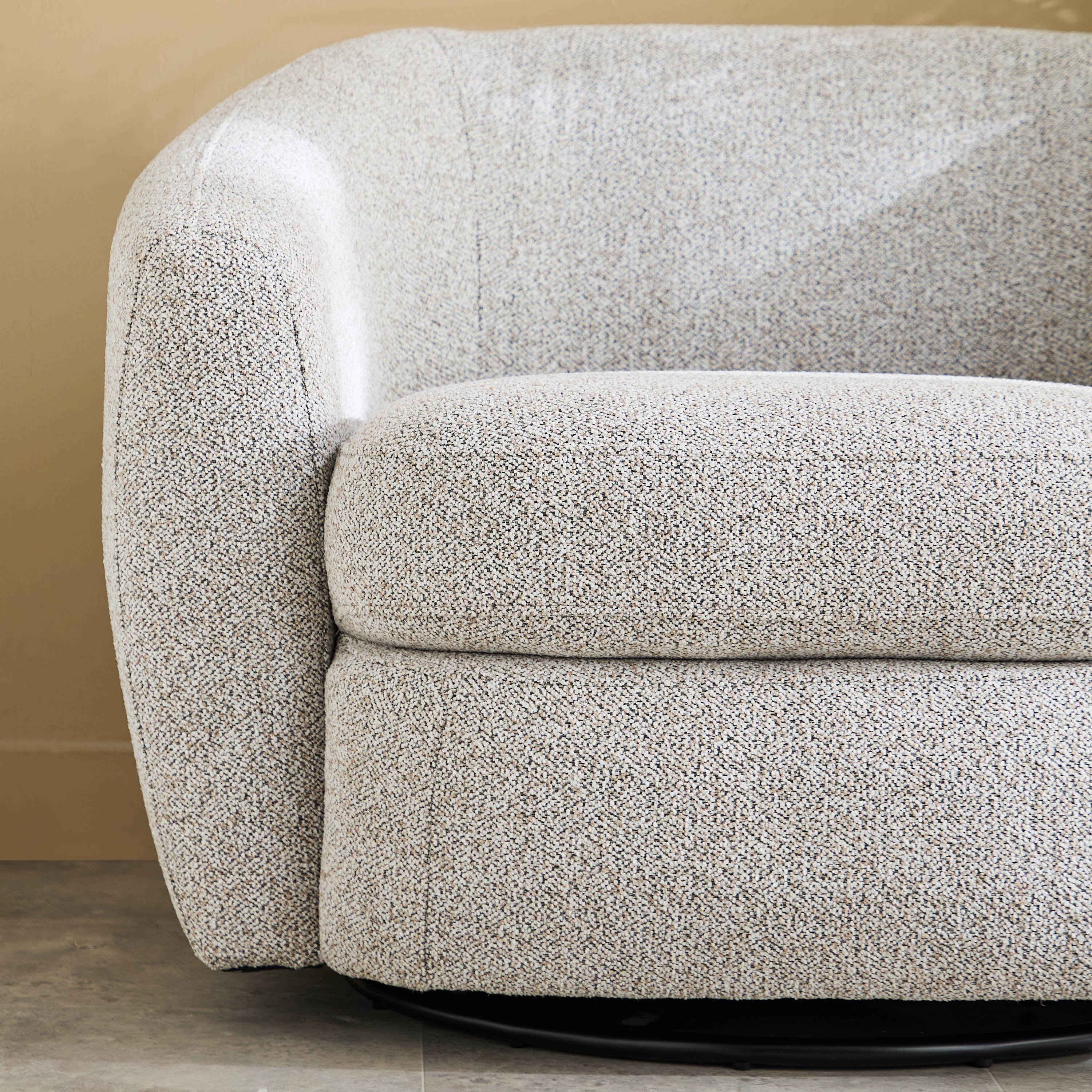 كرسي قماش بمساند ذراعين ووسادة من جينوا-hbxlivingroom-sofasandarmchairs-sofas-image-5