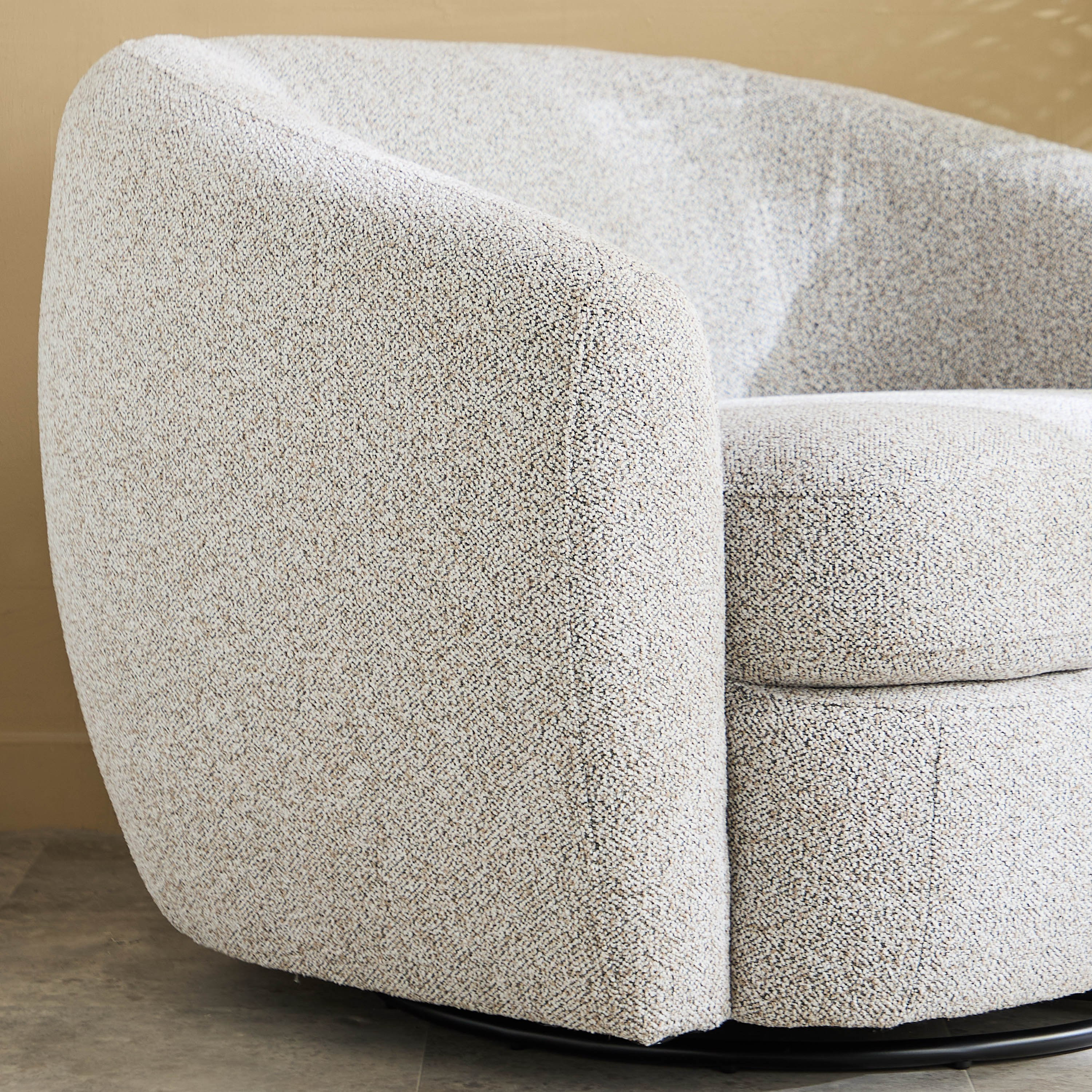 كرسي قماش بمساند ذراعين ووسادة من جينوا-hbxlivingroom-sofasandarmchairs-sofas-image-6