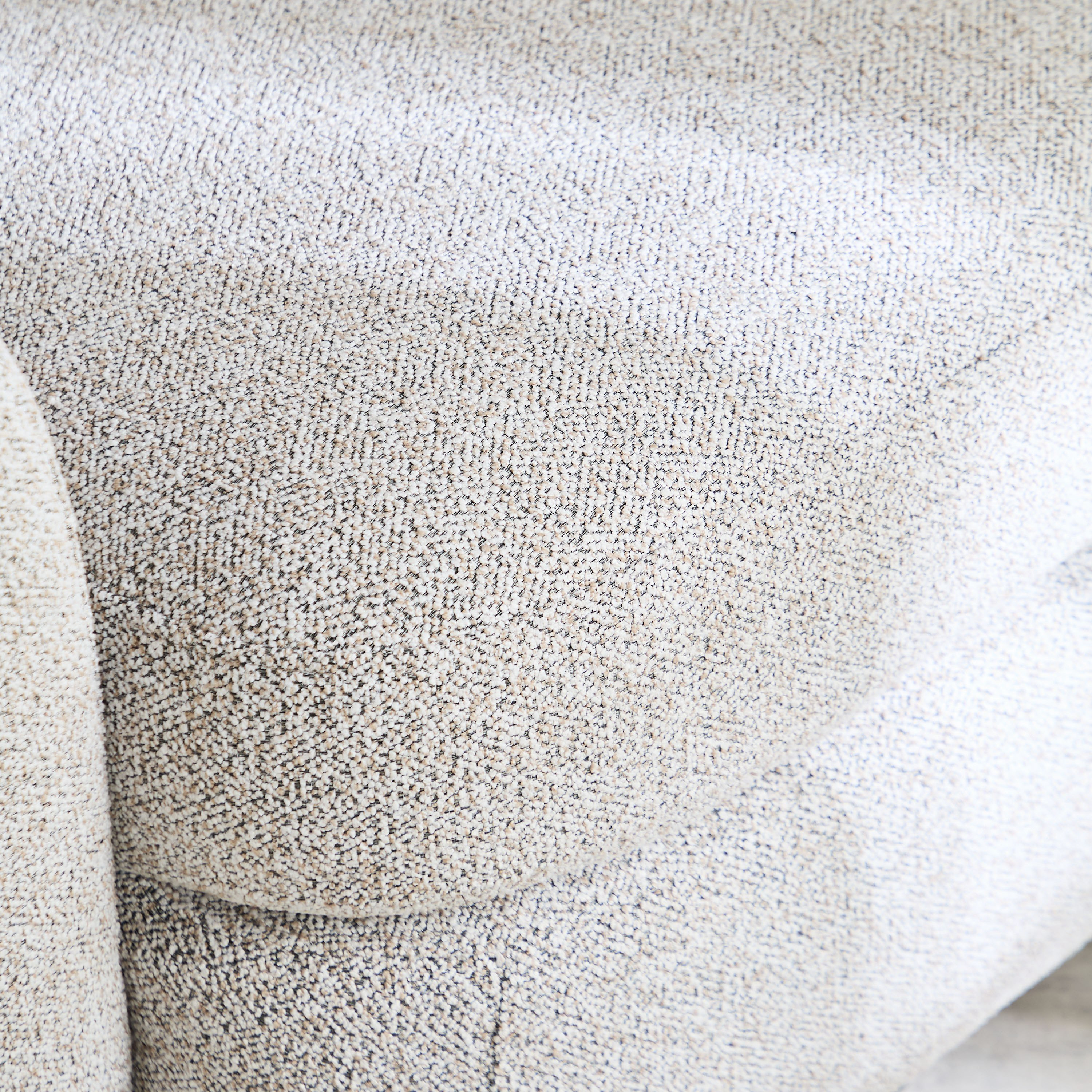 كرسي قماش بمساند ذراعين ووسادة من جينوا-hbxlivingroom-sofasandarmchairs-sofas-image-7