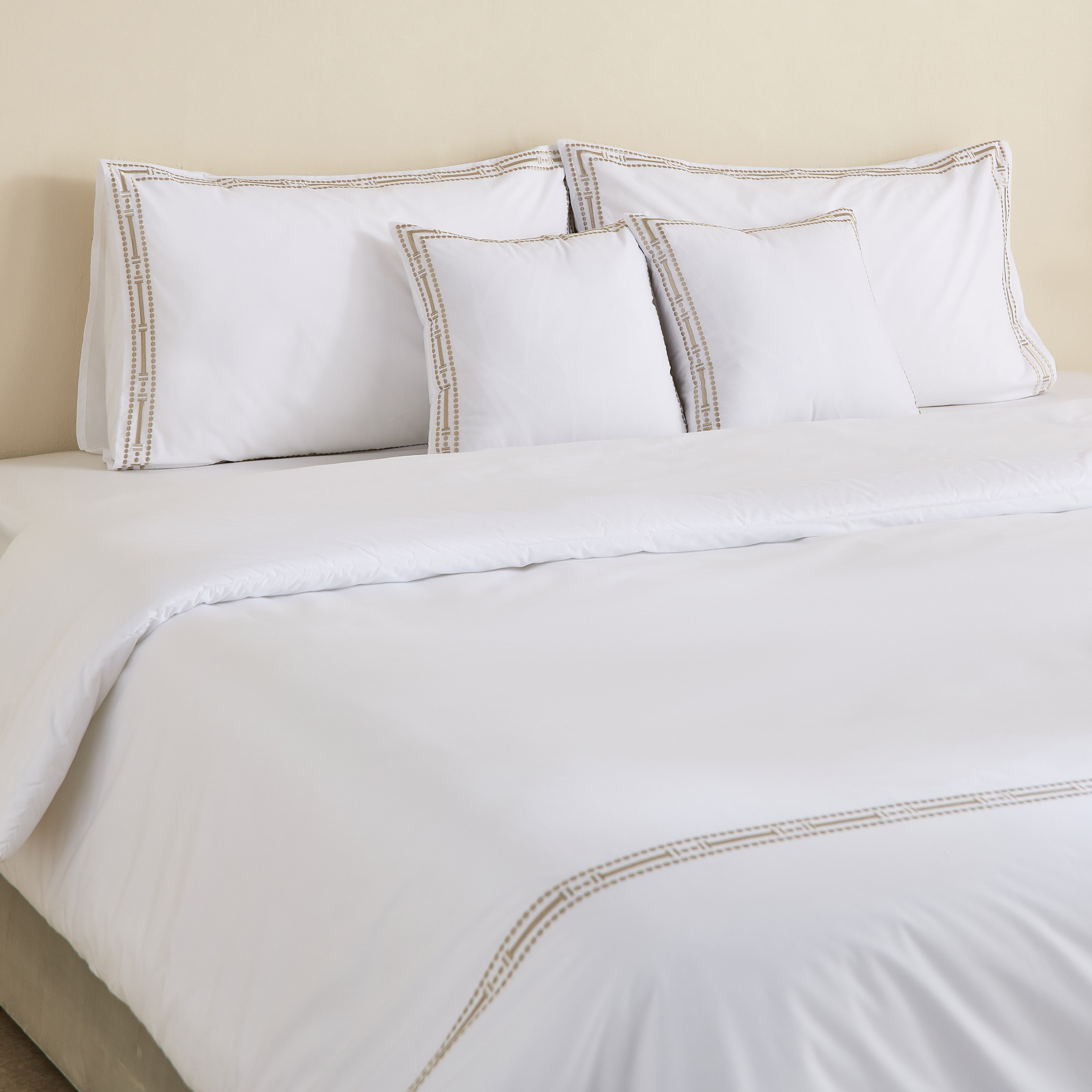 طقم لحاف كينج قطن مطرز 5 قطع سترايد من وايت هيفن - 220x240 سم-hbxhomeware-hbxbedroom-image-1