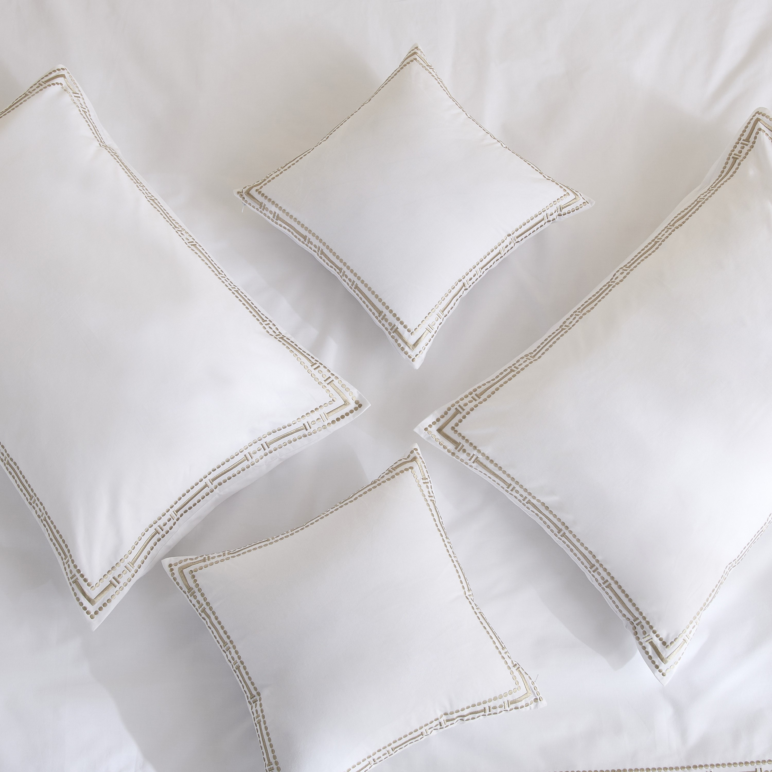 طقم لحاف كينج قطن مطرز 5 قطع سترايد من وايت هيفن - 220x240 سم-hbxhomeware-hbxbedroom-image-5