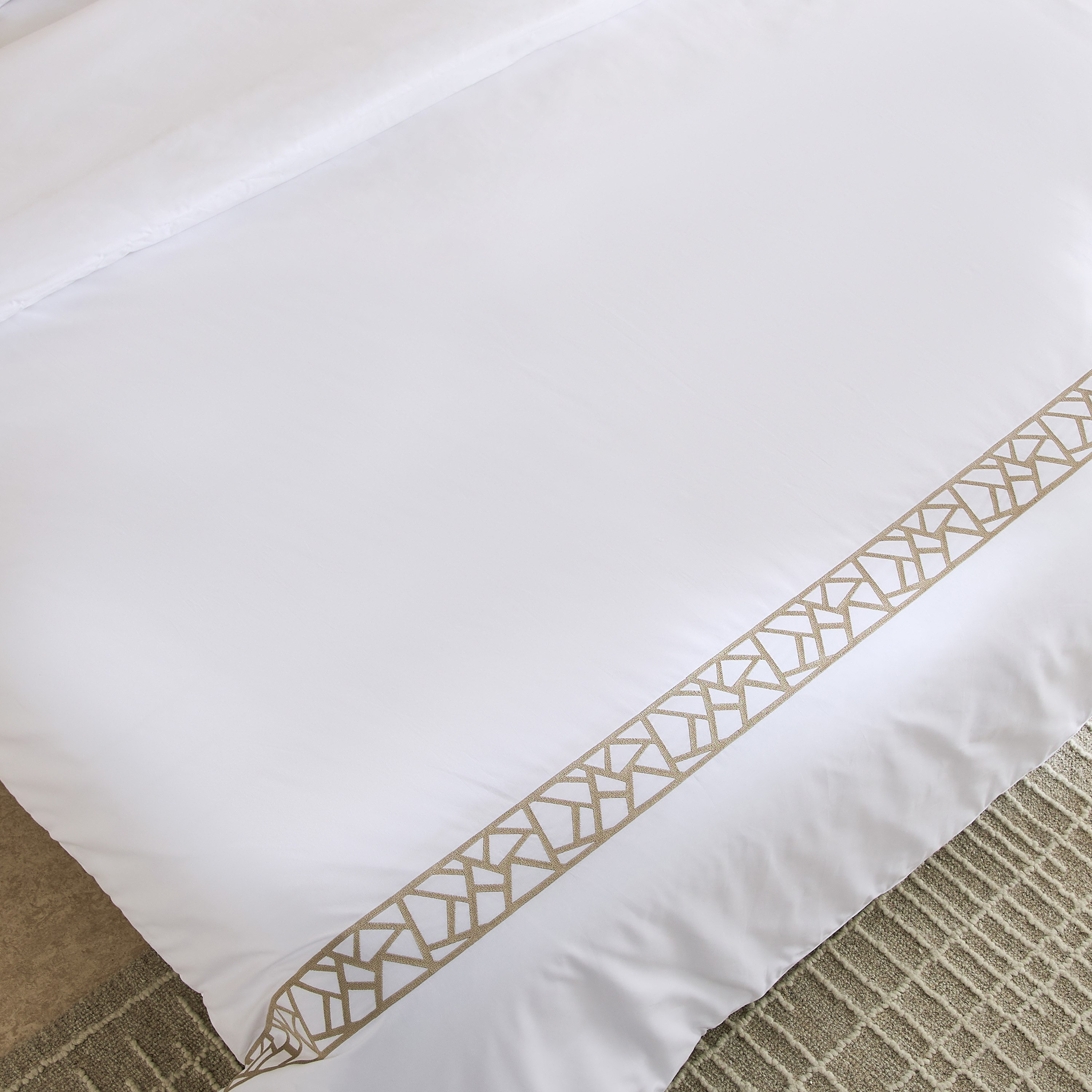 طقم لحاف سوبر كينج قطن مطرز 5 قطع جيو لوكس من وايت هافن - 240x260 سم-hbxhomeware-hbxbedroom-image-3