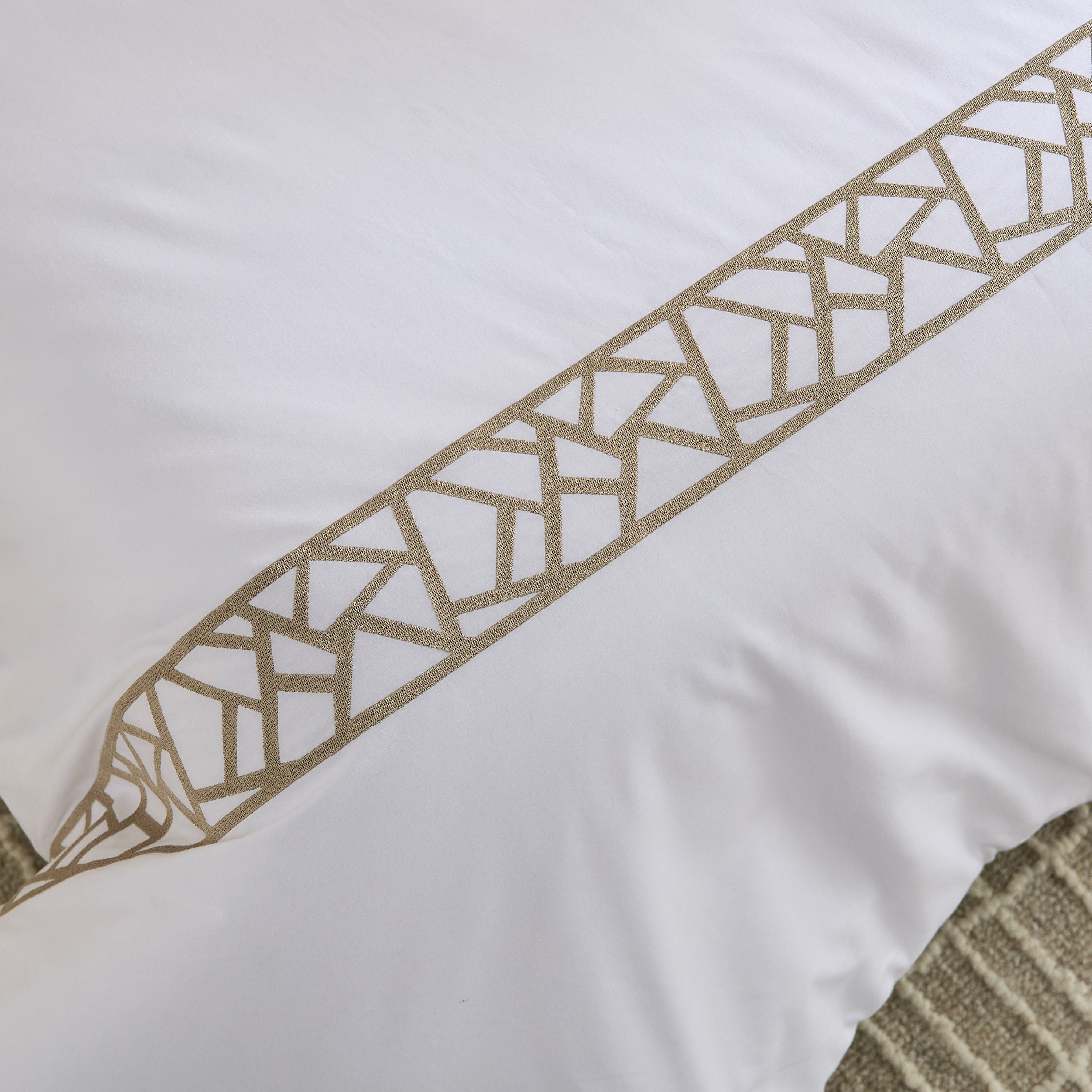 طقم لحاف سوبر كينج قطن مطرز 5 قطع جيو لوكس من وايت هافن - 240x260 سم-hbxhomeware-hbxbedroom-image-4