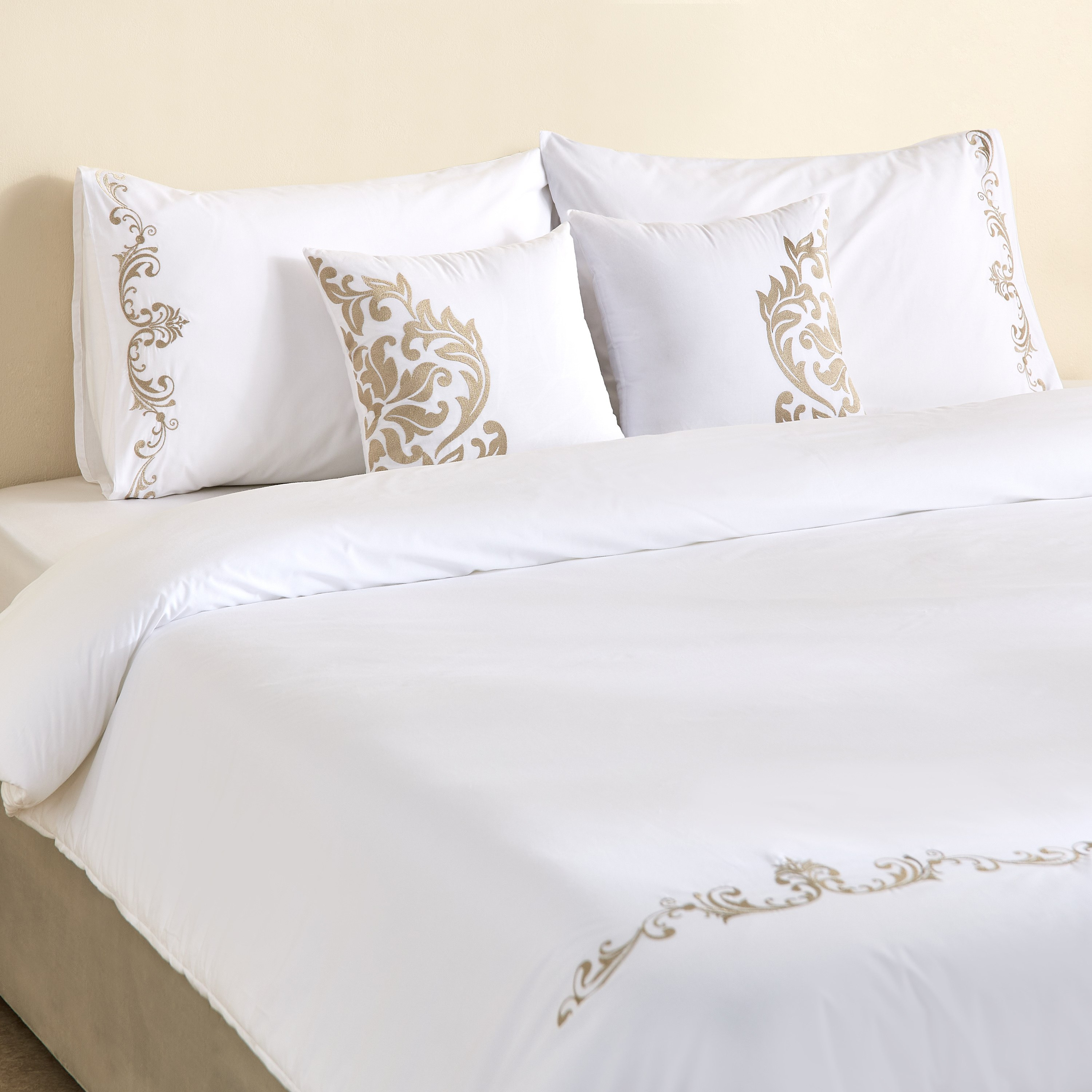 طقم لحاف سوبر كينج قطن 5 قطع مطرّزة أورنامو من وايت هافن - 240x260 سم-hbxhomeware-hbxbedroom-image-1