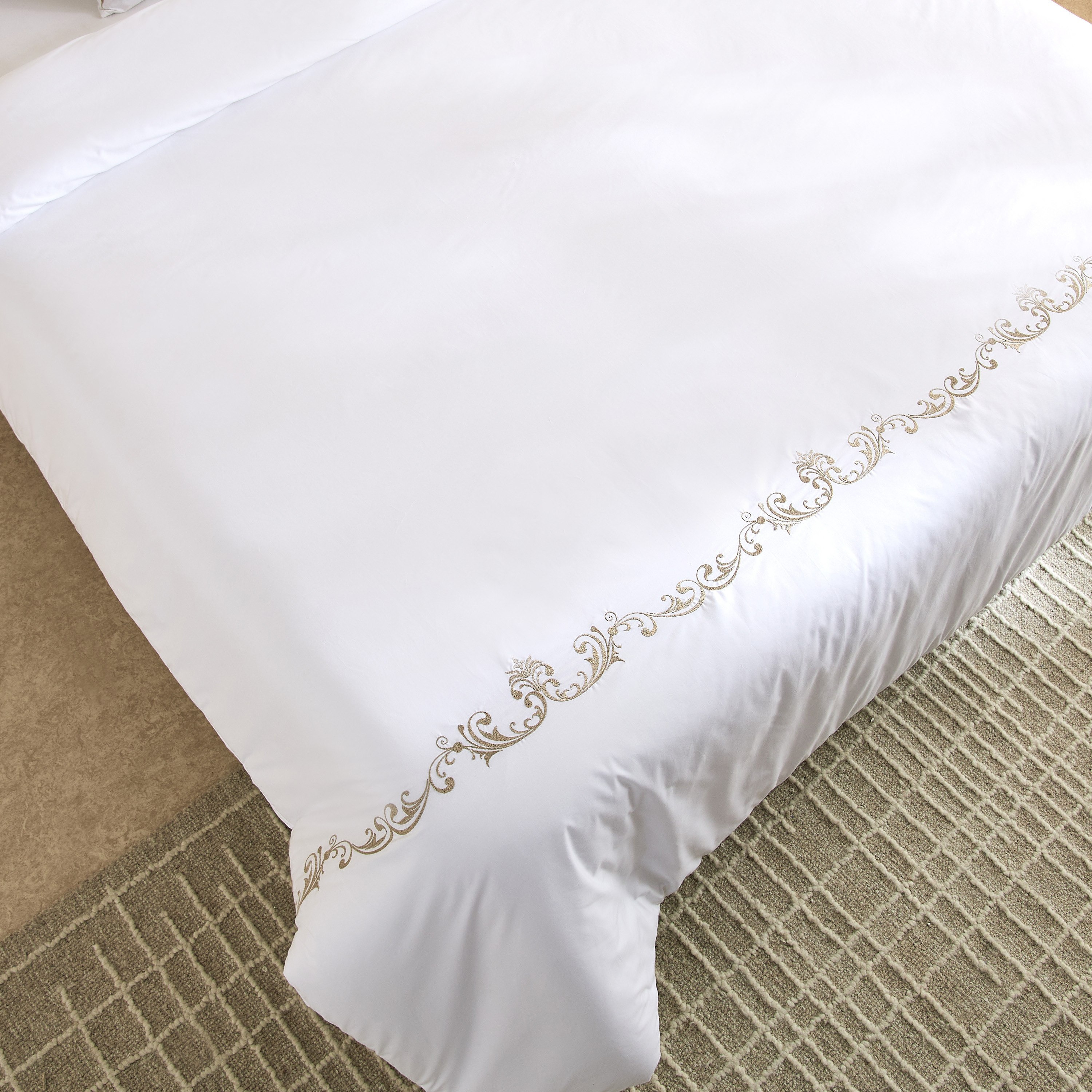 طقم لحاف سوبر كينج قطن 5 قطع مطرّزة أورنامو من وايت هافن - 240x260 سم-hbxhomeware-hbxbedroom-image-3