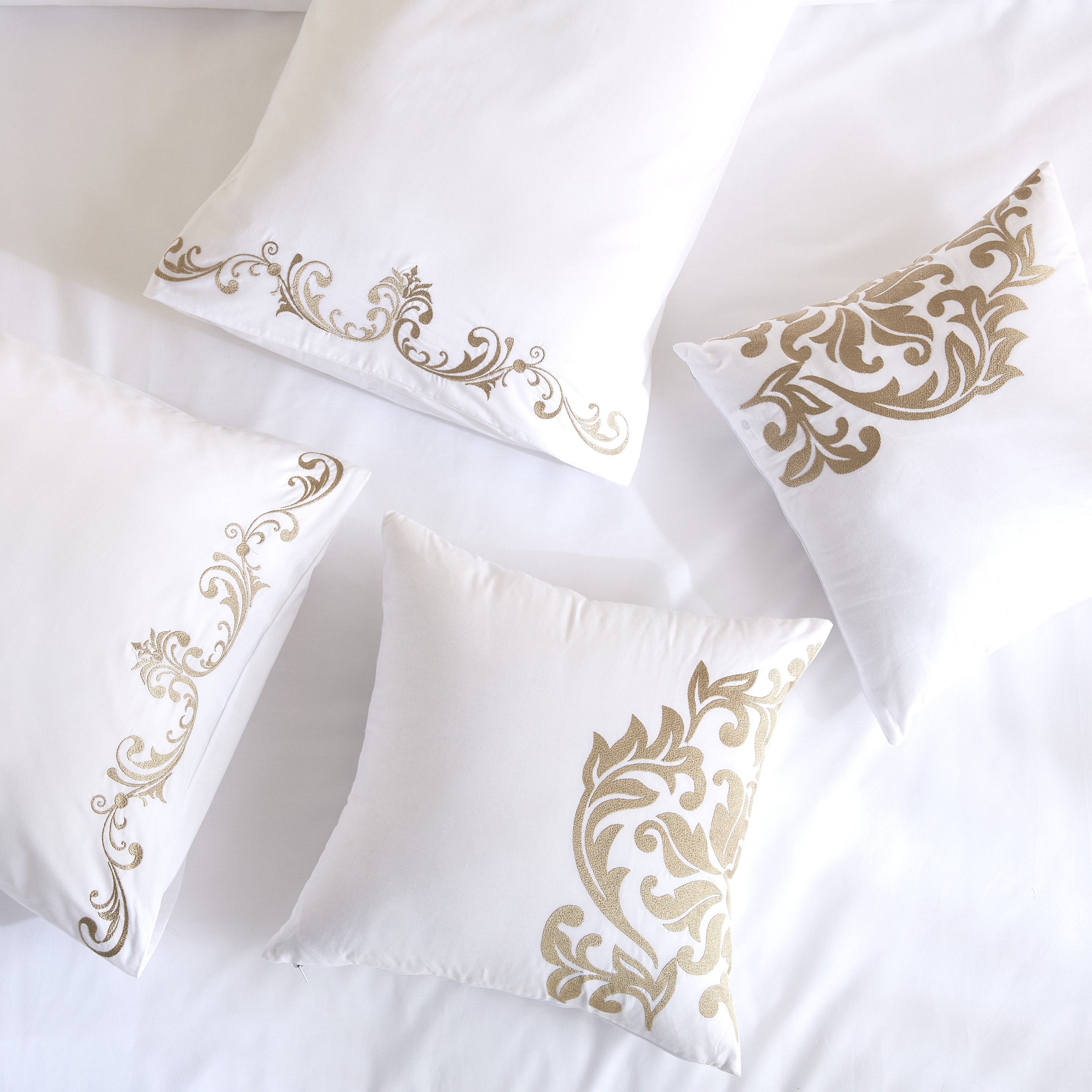 طقم لحاف سوبر كينج قطن 5 قطع مطرّزة أورنامو من وايت هافن - 240x260 سم-hbxhomeware-hbxbedroom-image-5