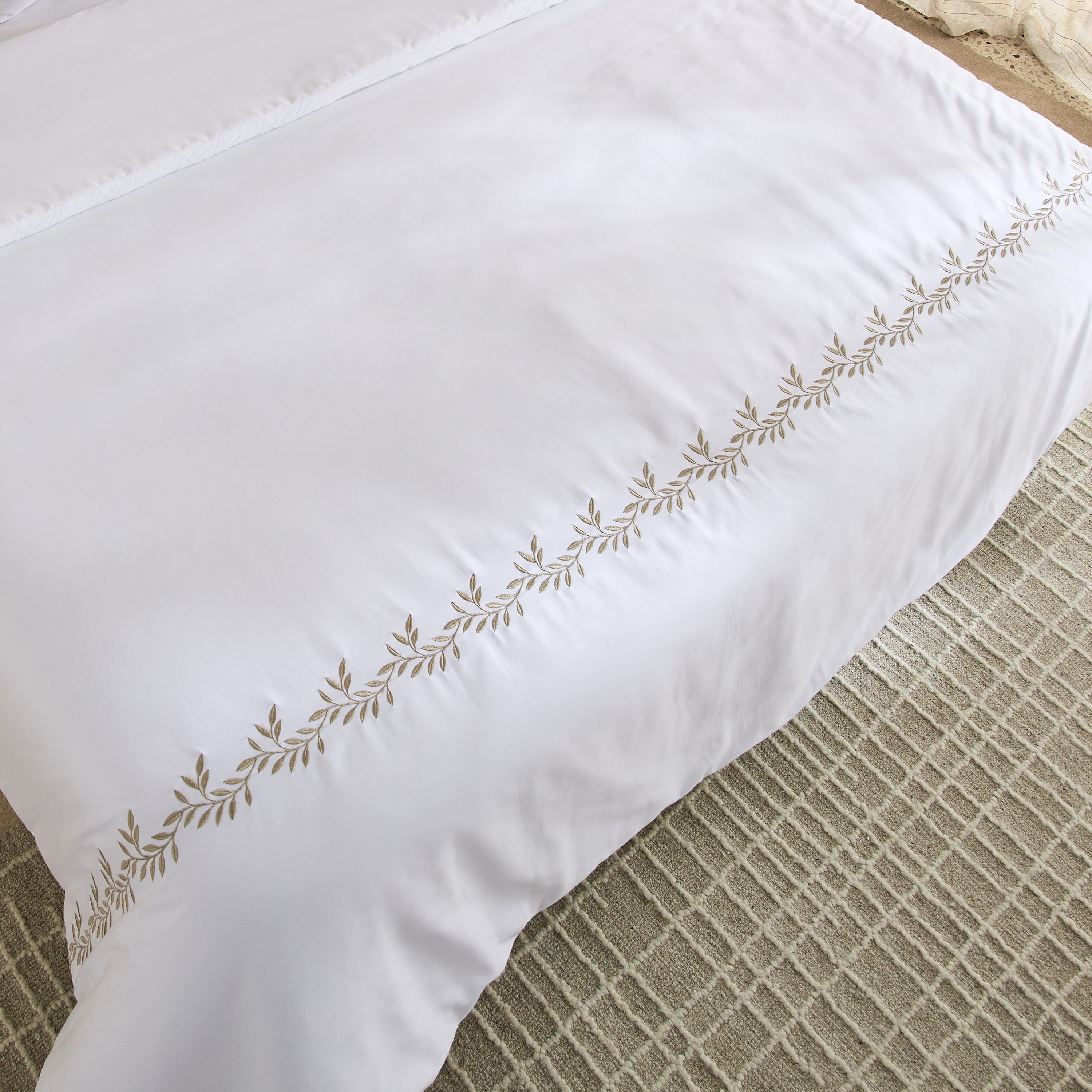 طقم لحاف كينج قطن مطرز 5 قطع أربوريس من وايت هافن - 220×240 سم-hbxhomeware-hbxbedroom-image-4