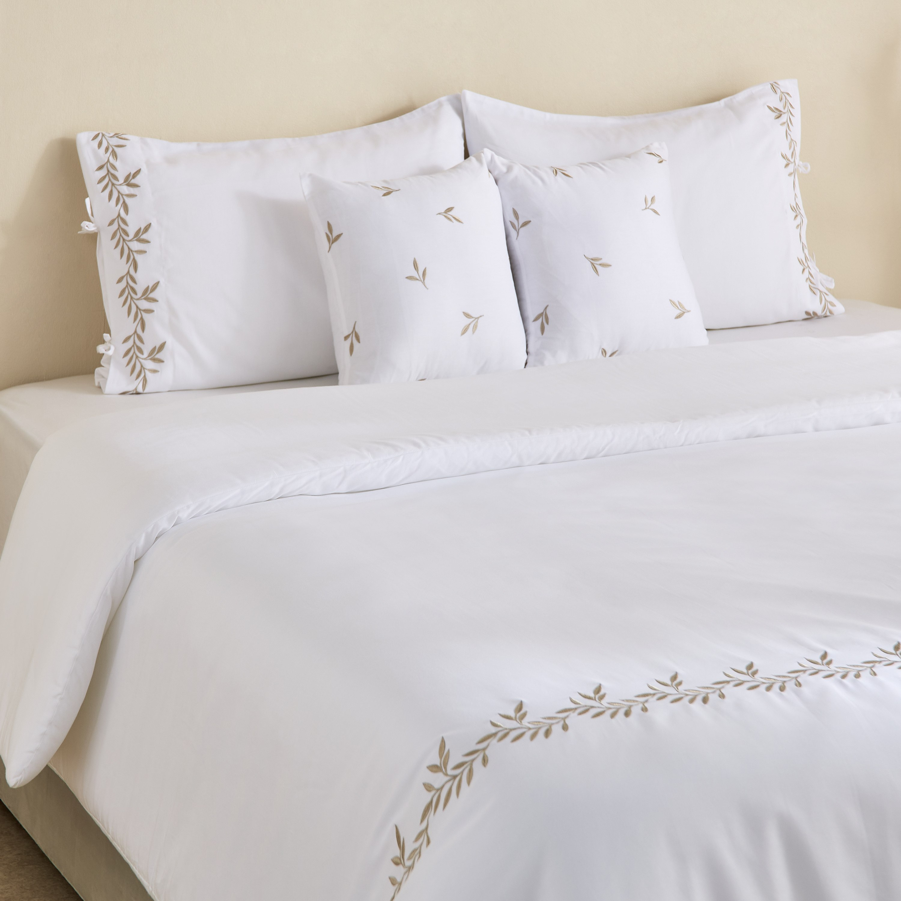 طقم لحاف سوبر كينج قطن 5 قطع مطرّزة أربوريس من وايت هافن - 240x260 سم-hbxhomeware-hbxbedroom-image-1