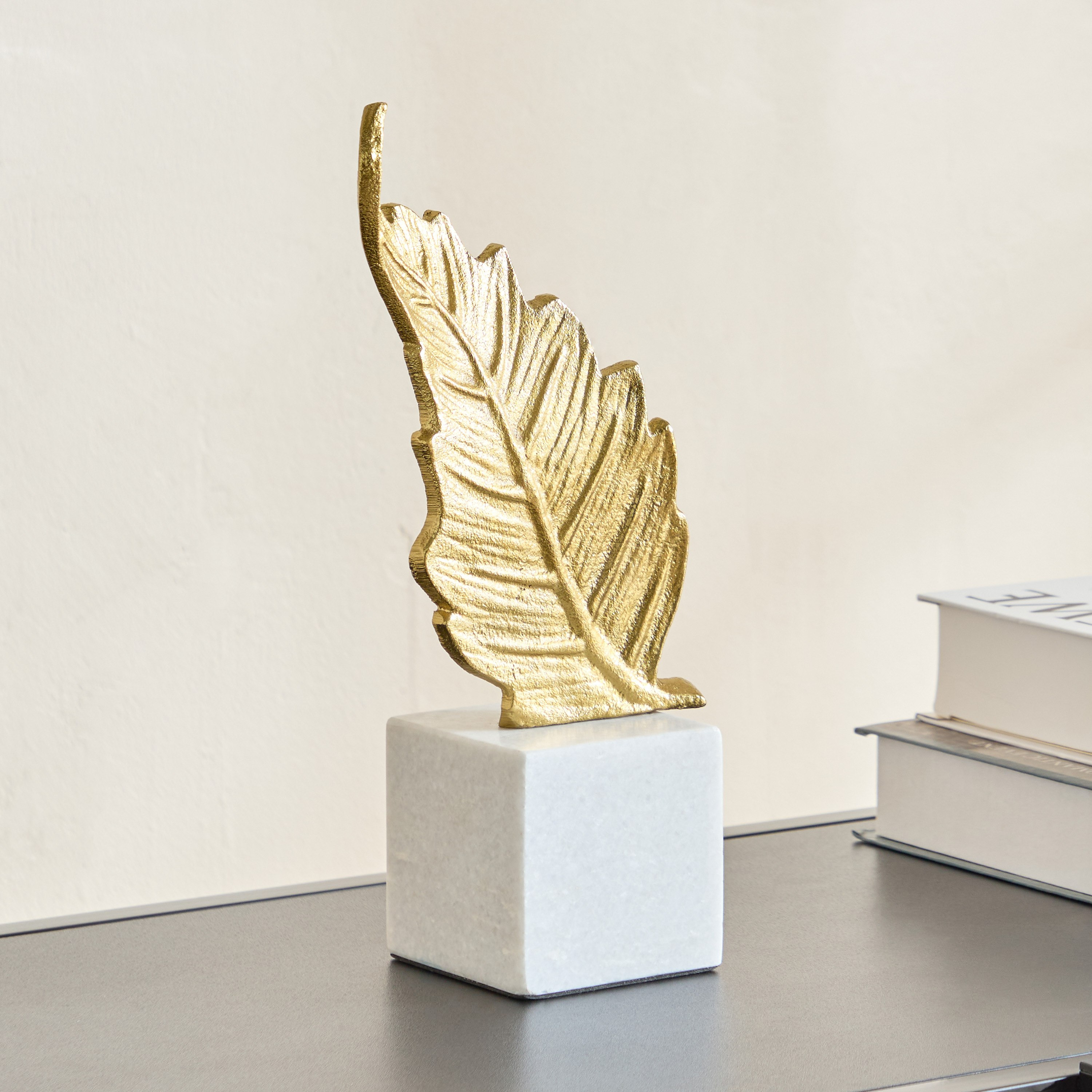 زينة ديكور ألمنيوم بتصميم ورقة سرخس مع قاعدة رخامية من ستافورد ليف - 14x8x28 سم-hbxhomeware-homedecor-figurinesandornaments-image-1