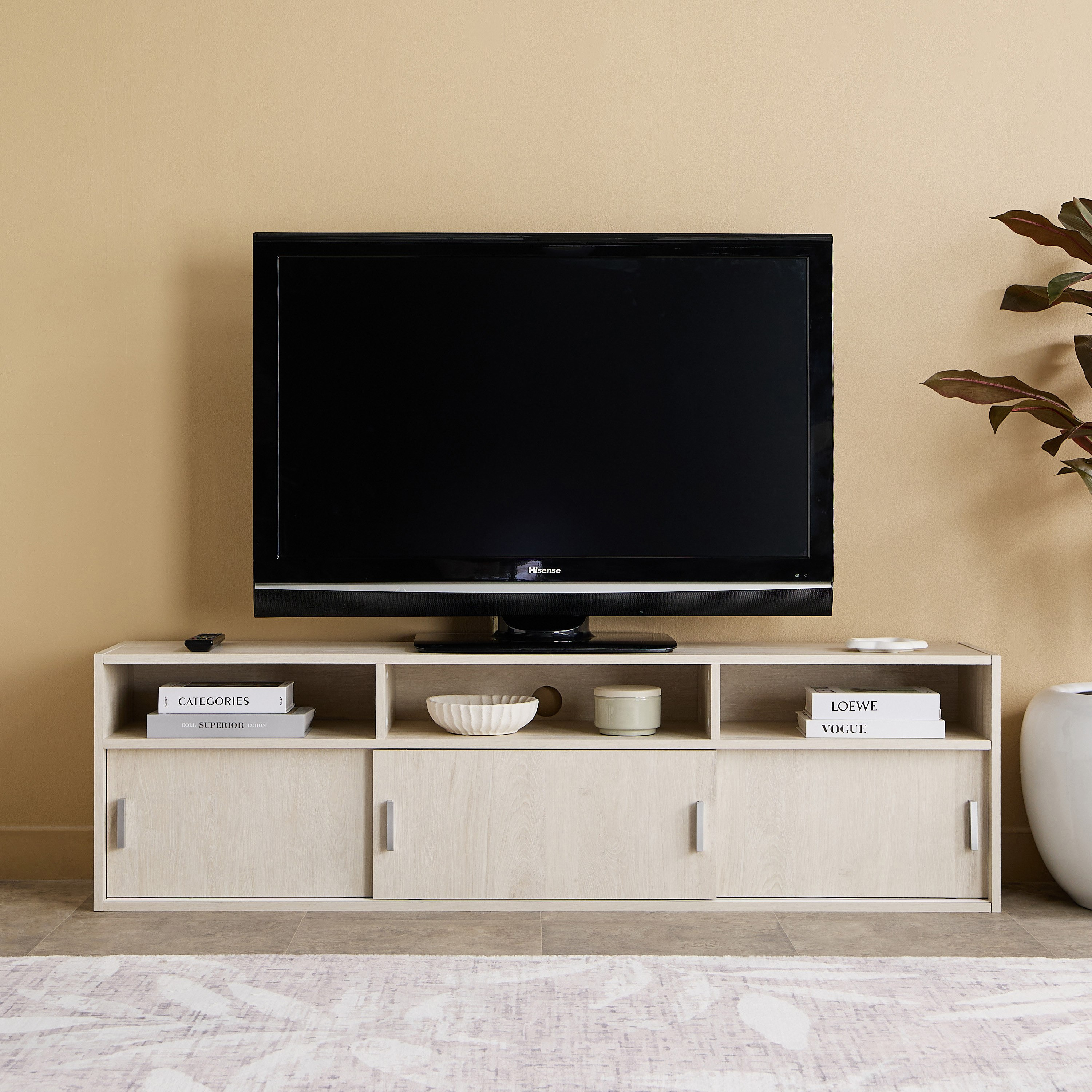 وحدة تلفزيون منخفضة بـ3 أبواب انزلاقية للأجهزة حتى 65 بوصة من ليبرا-hbxlivingroom-mediaunitsandstorage-tvunits-image-2
