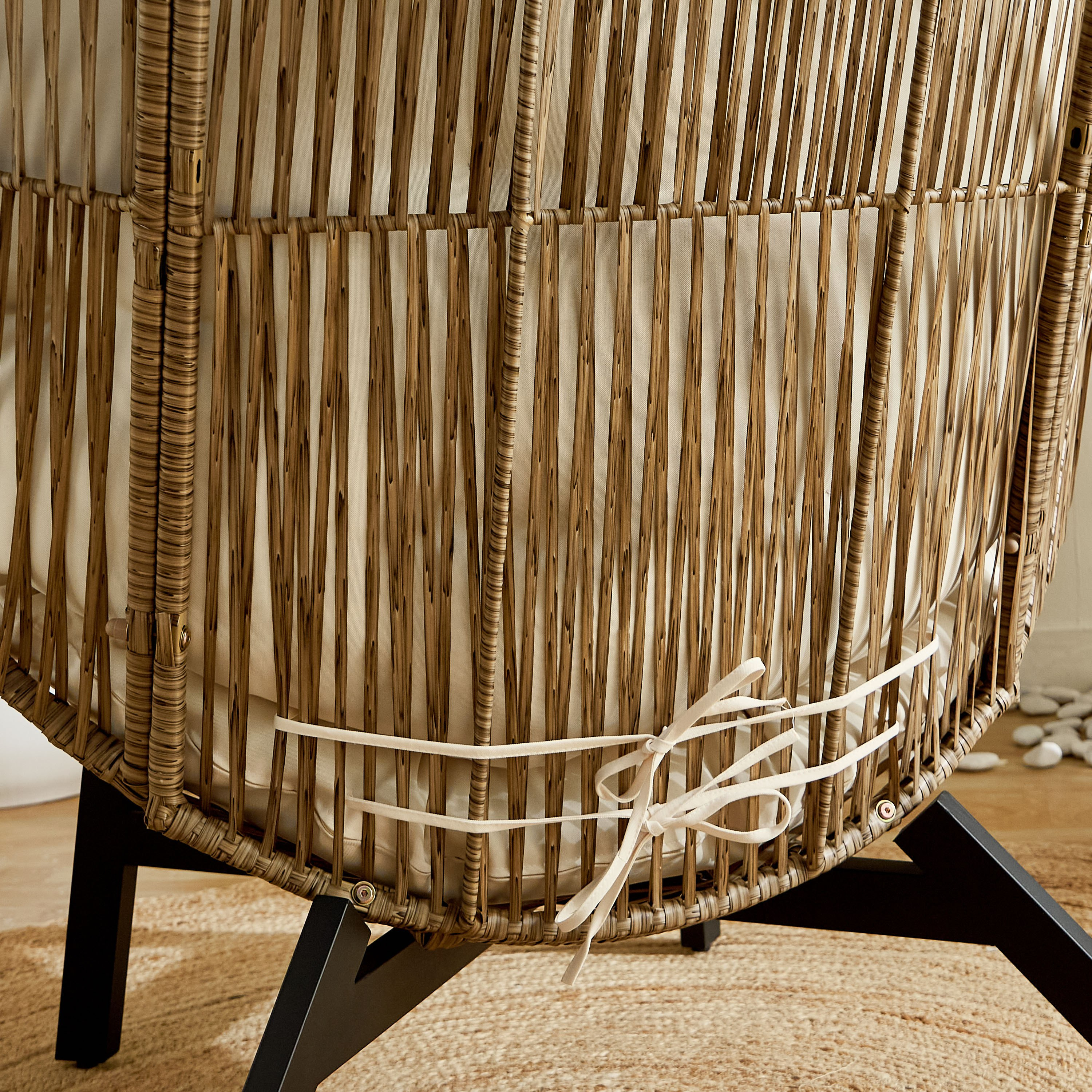 كرسي خارجي بتصميم شرنقة مع وسادات - فيرا جلوريا من موڤو -hbxfurniture-outdoor-swingsandchairs-image-6
