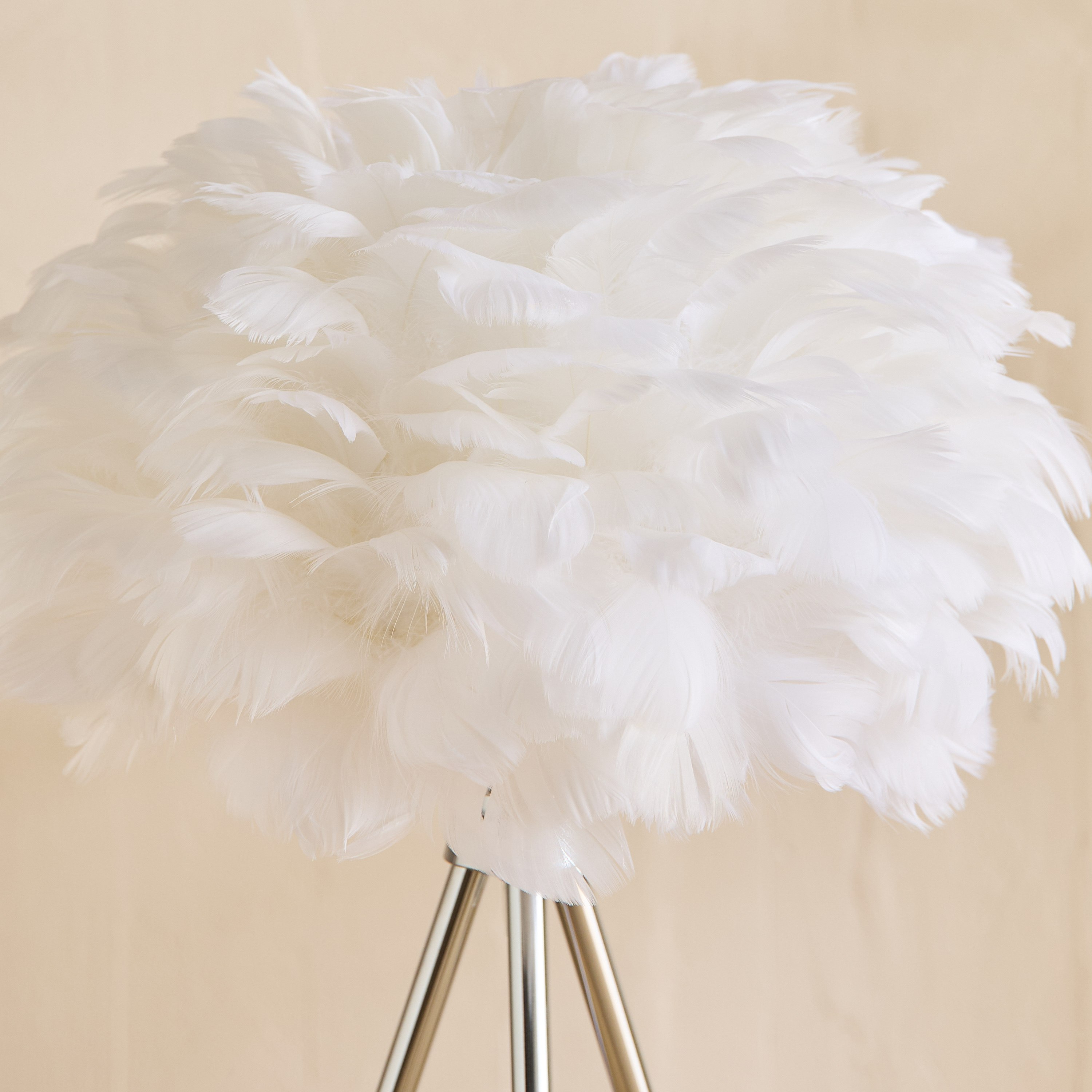 مصباح طاولة بقاعدة ثلاثية وغطاء ريش من بلايث - 30x46 سم-hbxlivingroom-lighting-tablelamps-image-3