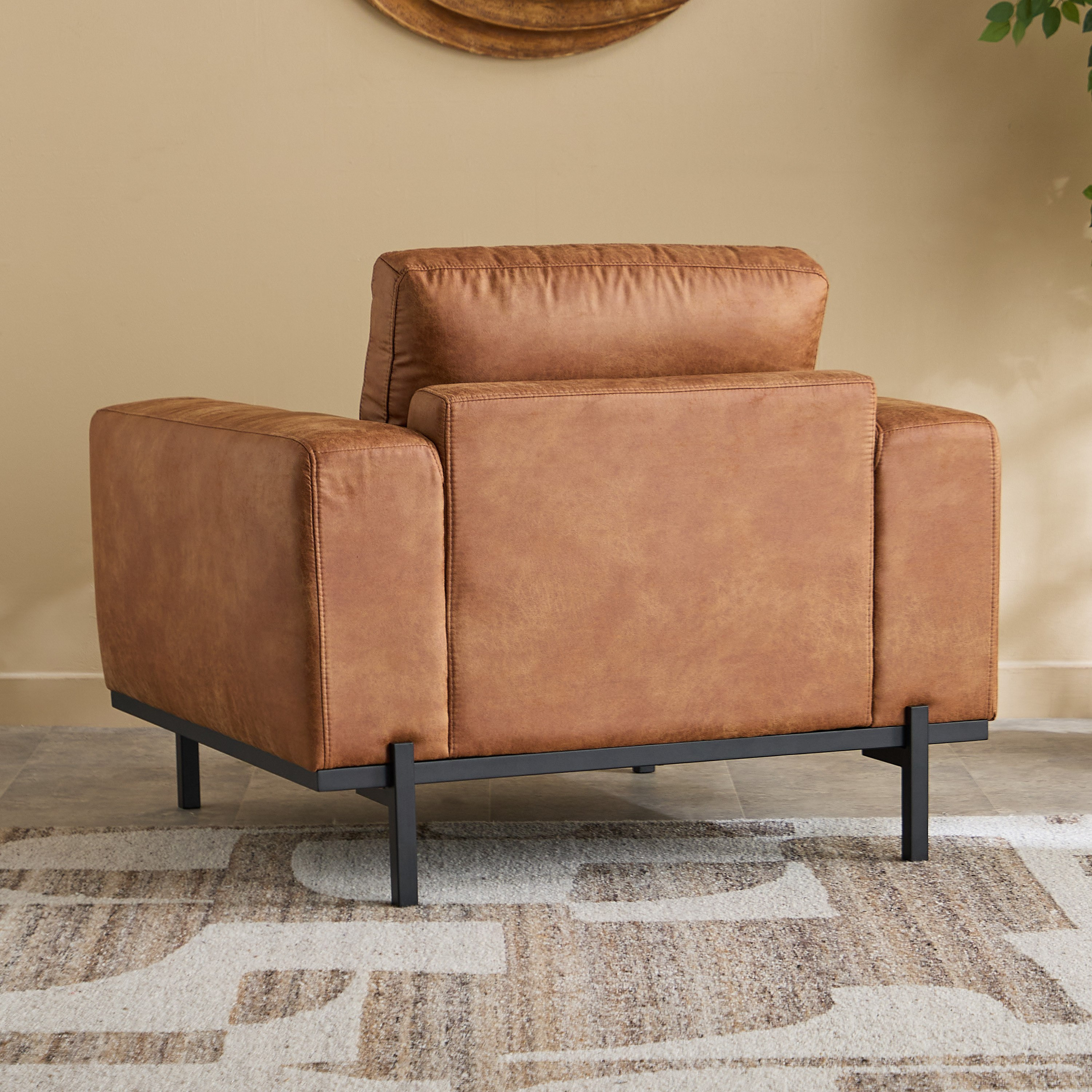 كنبة قماش بمساند ذراعين من ميلازو-hbxlivingroom-sofasandarmchairs-sofas-image-3