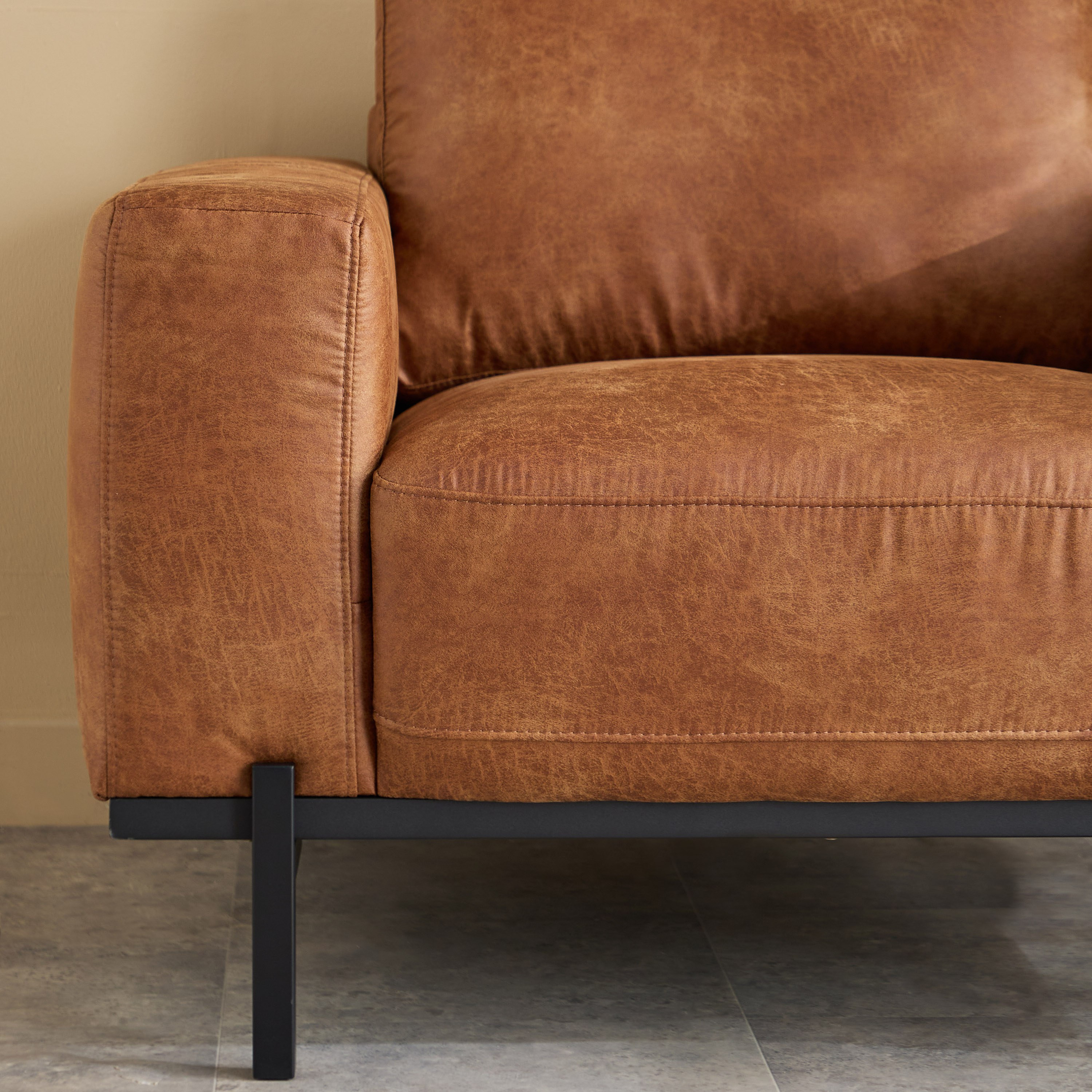 كنبة قماش بمساند ذراعين من ميلازو-hbxlivingroom-sofasandarmchairs-sofas-image-4