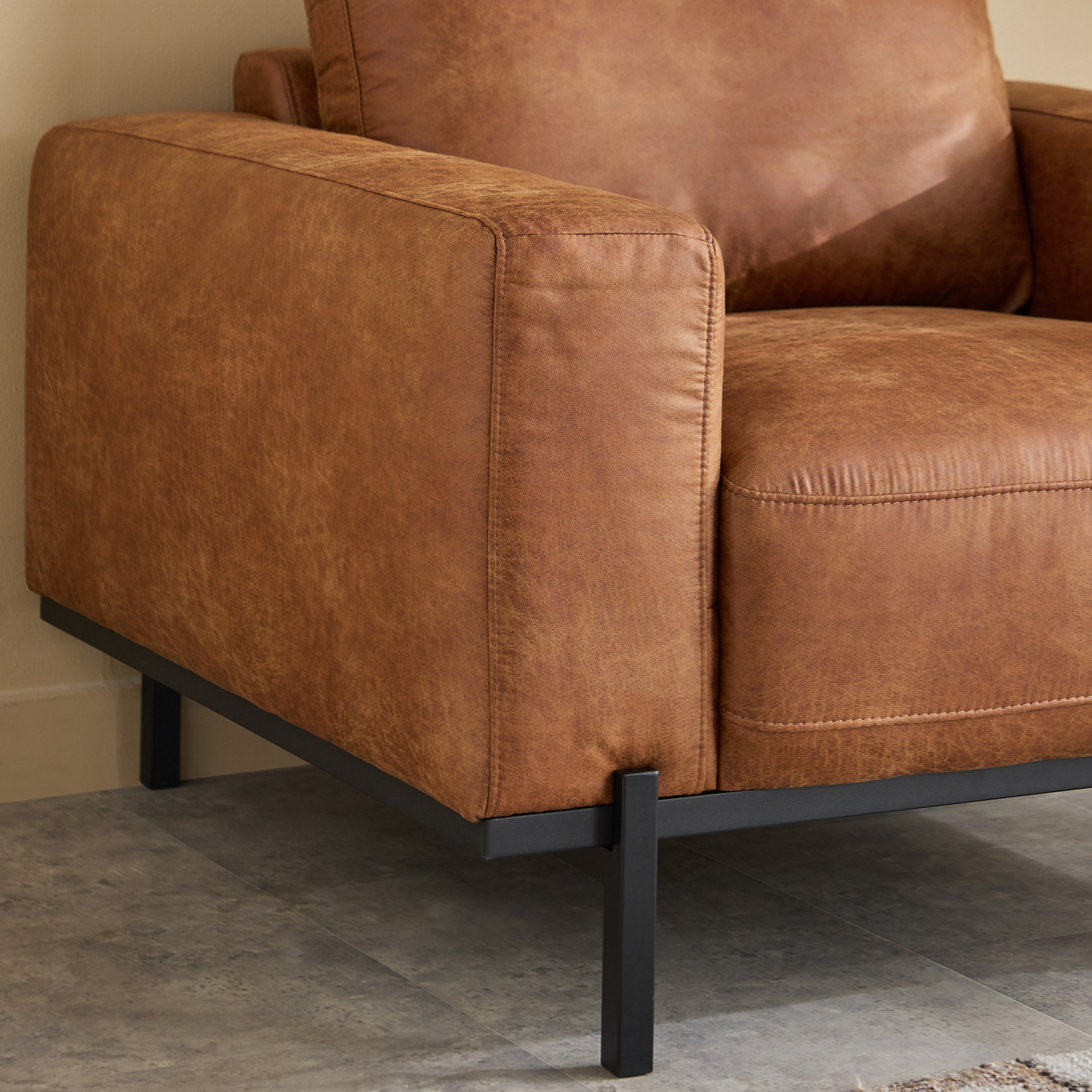 كنبة قماش بمساند ذراعين من ميلازو-hbxlivingroom-sofasandarmchairs-sofas-image-5