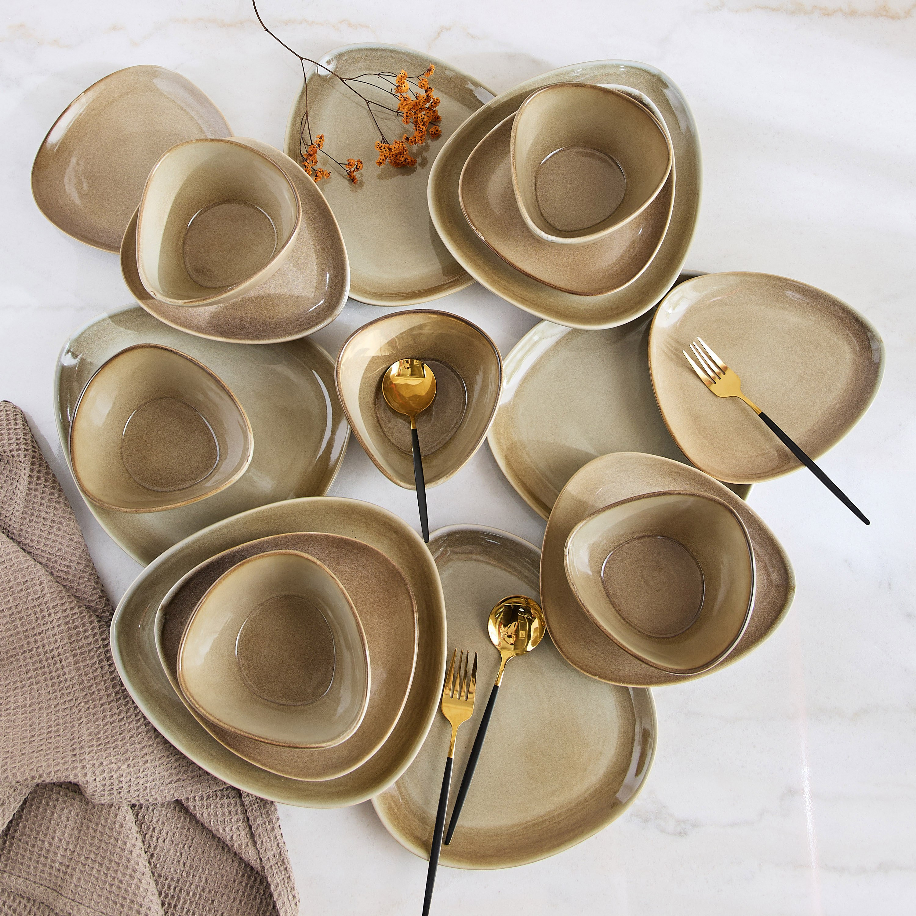 طقم عشاء 18 قطعة بتصميم مثلث من إليجنزا - يخدم 6 أفراد-hbxdiningroom-tabletop-dinnersets-image-1