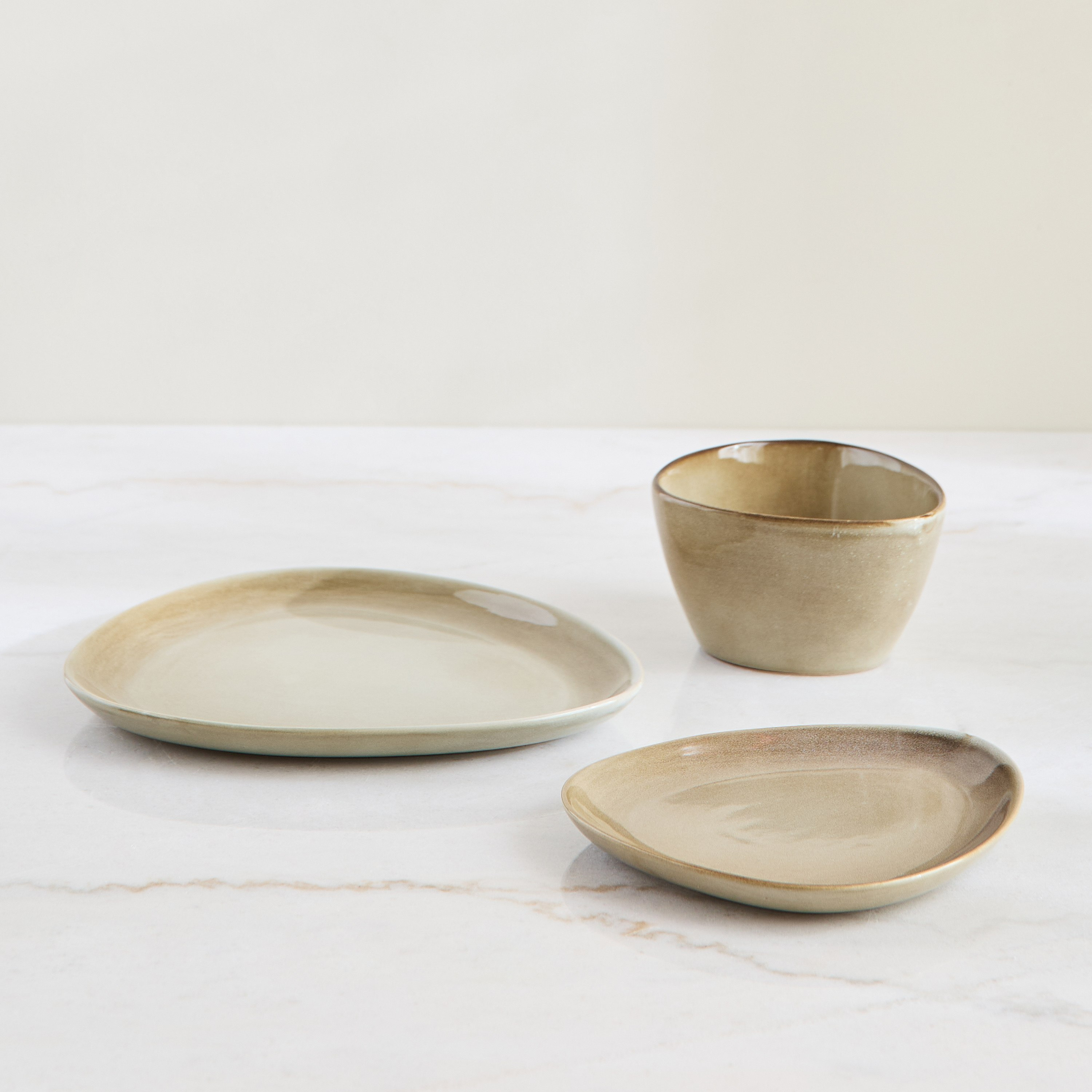 طقم عشاء 18 قطعة بتصميم مثلث من إليجنزا - يخدم 6 أفراد-hbxdiningroom-tabletop-dinnersets-image-2