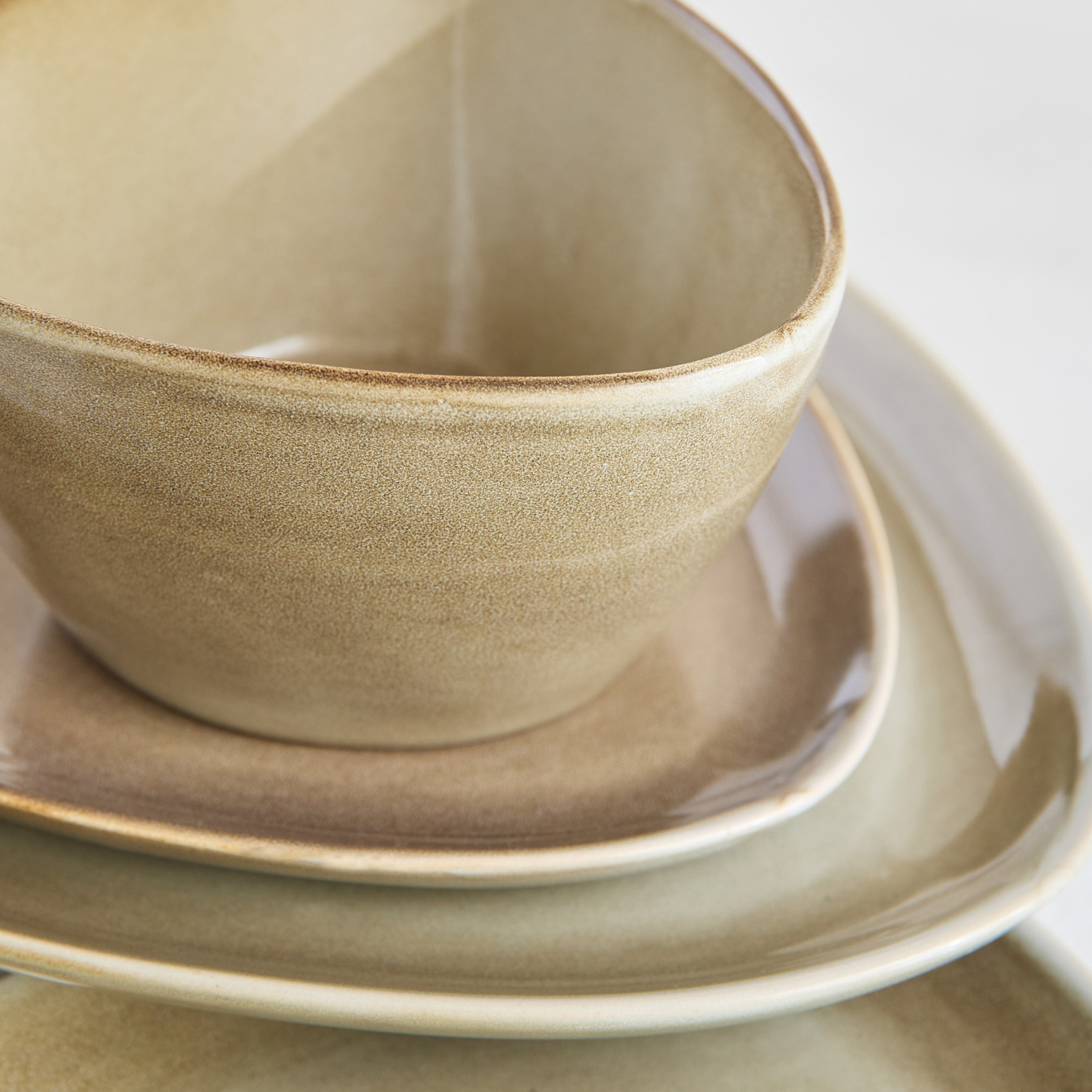 طقم عشاء 18 قطعة بتصميم مثلث من إليجنزا - يخدم 6 أفراد-hbxdiningroom-tabletop-dinnersets-image-3