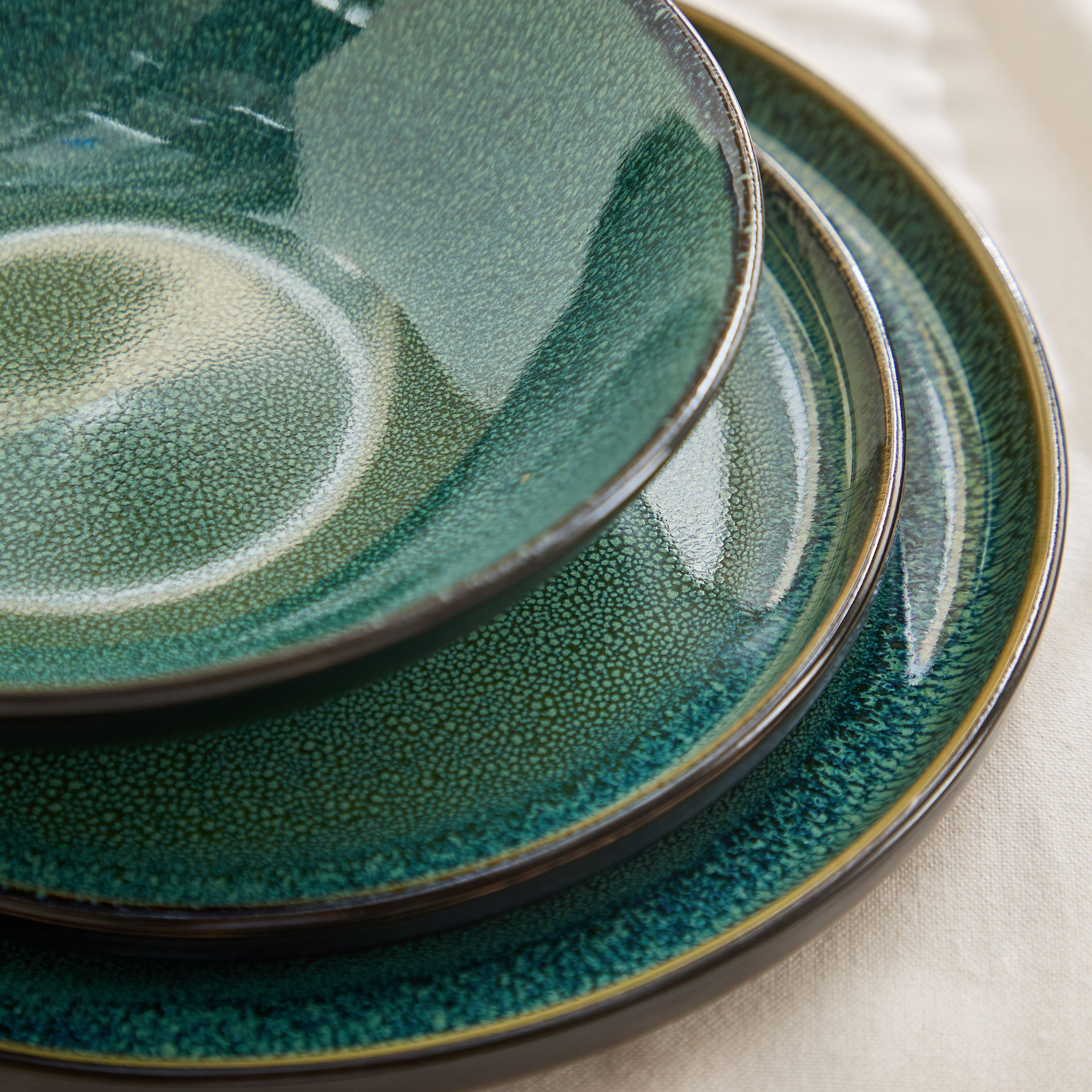 طقم عشاء من 18 قطعة بتصميم ريأكتيف من إليجنزا - لـ6 أفراد-hbxdiningroom-tabletop-dinnersets-image-3