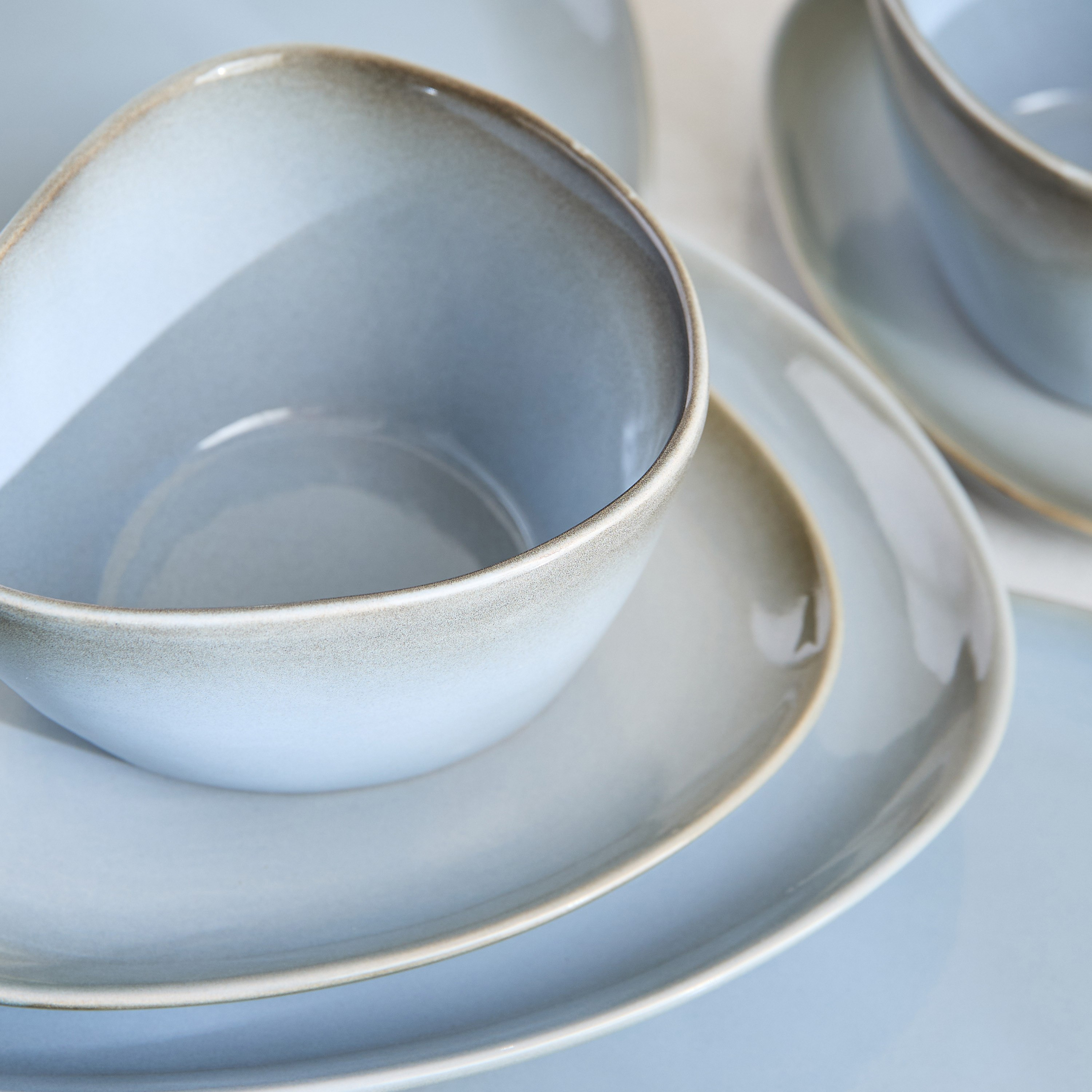 طقم عشاء 18 قطعة بتصميم مثلث من إليجنزا - يخدم 6 أفراد-hbxdiningroom-tabletop-dinnersets-image-3