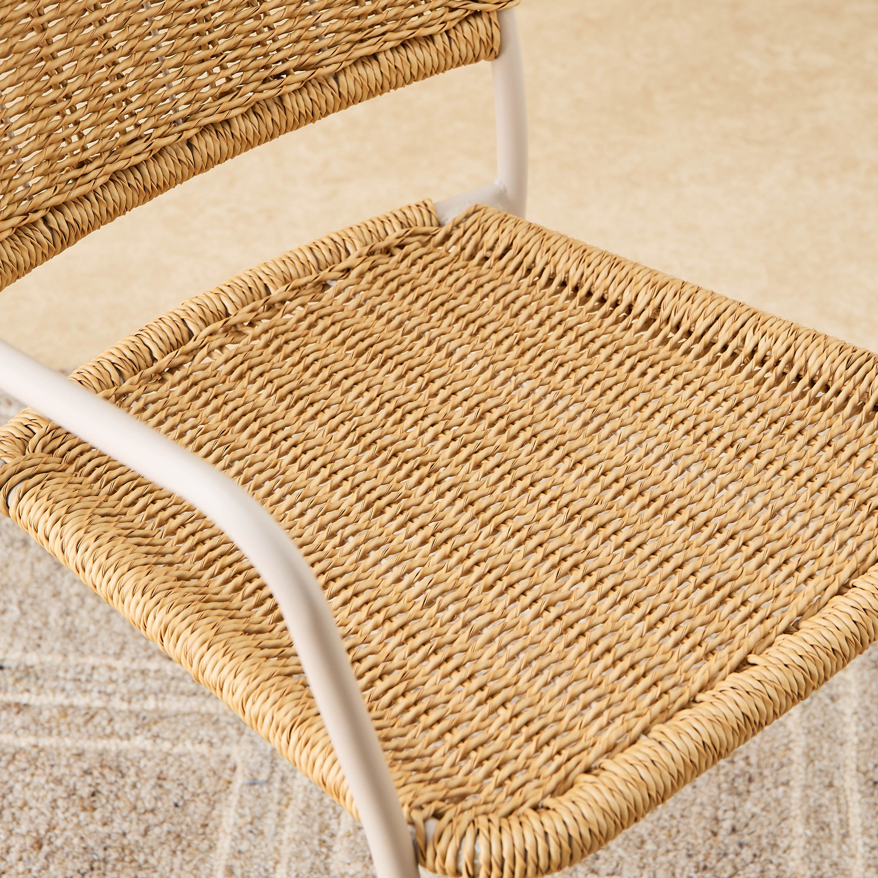 كرسي بذراعين للجلسات الخارجية من الروطان من فيرا داروين-hbxfurniture-outdoor-swingsandchairs-image-4