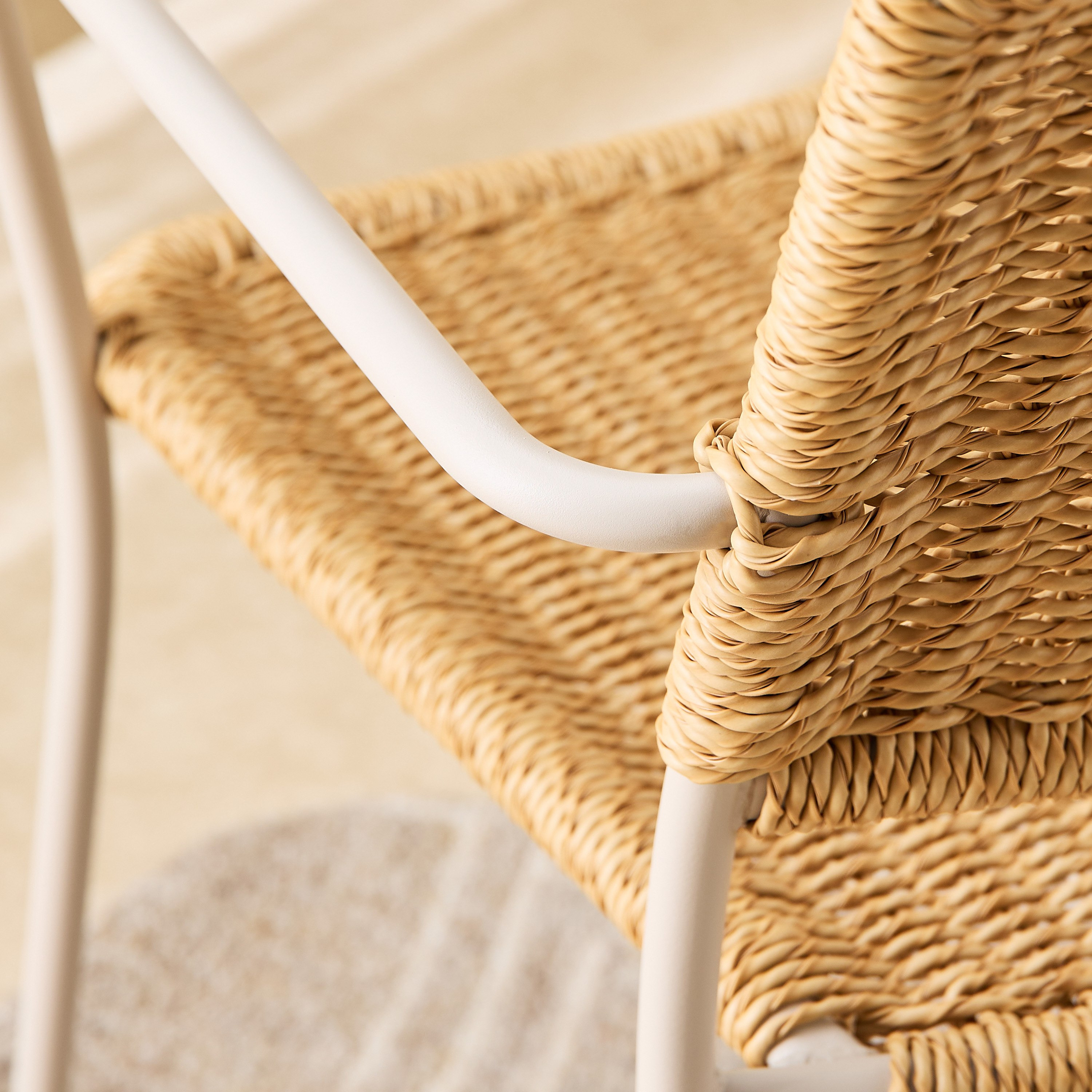 كرسي بذراعين للجلسات الخارجية من الروطان من فيرا داروين-hbxfurniture-outdoor-swingsandchairs-image-5