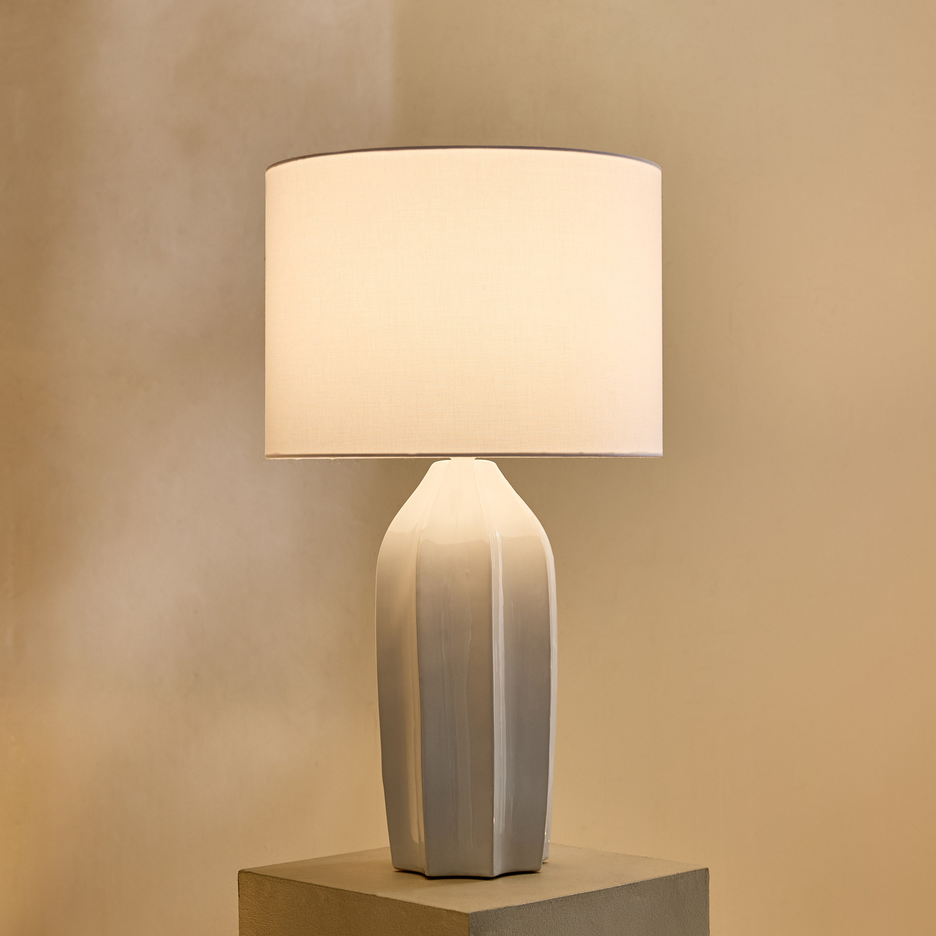 مصباح طاولة سيراميك كبير بغطاء كتان من ناش زوي - 18×65 سم-hbxbedroom-lighting-tablelamps-image-2
