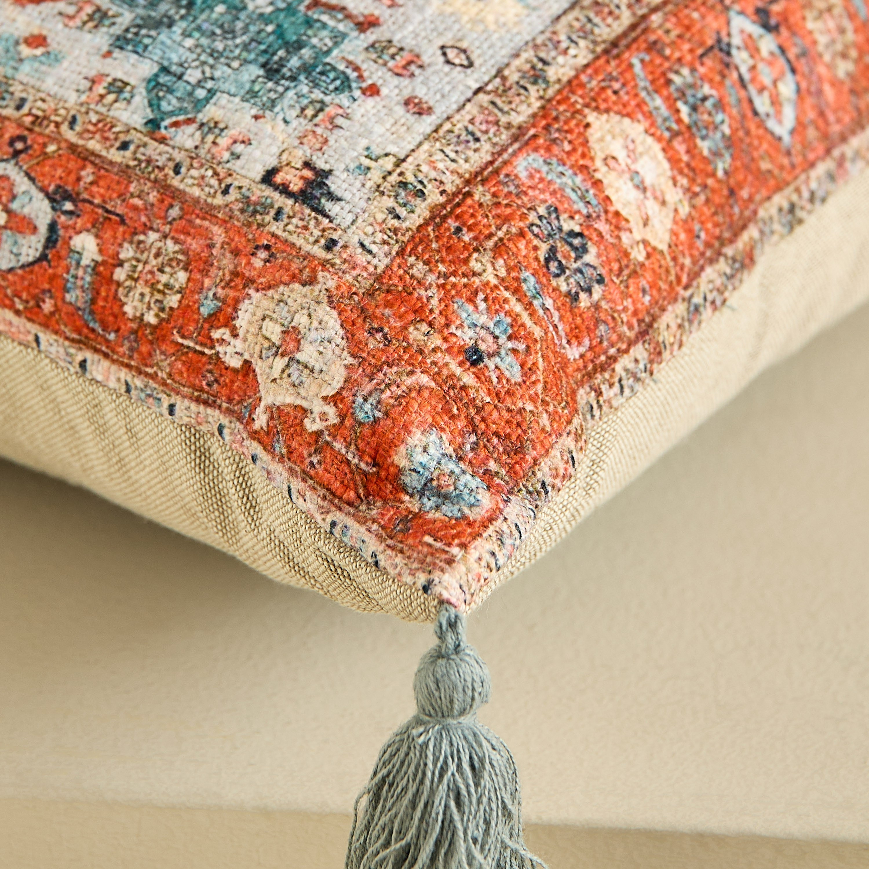 وسادة بطبعات بتصميم ديستريس من ماهرجان بنزا - 40×40 سم-hbxhomeware-hbxbedroom-image-3