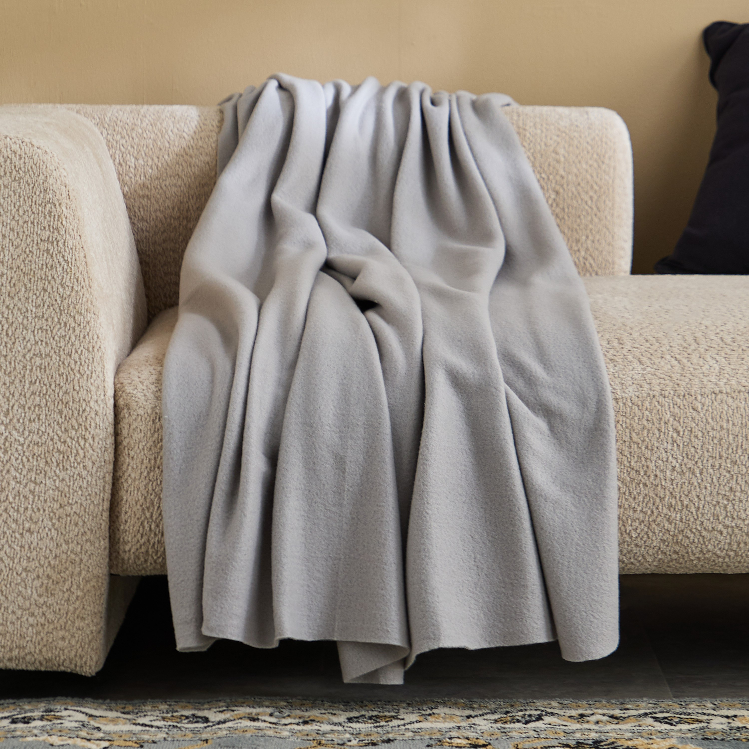 بطانية خفيفة صوف قطبي معاد تدويره سادة من أتلانتا - 120x160 سم-hbxhomeware-hbxbedroom-image-1