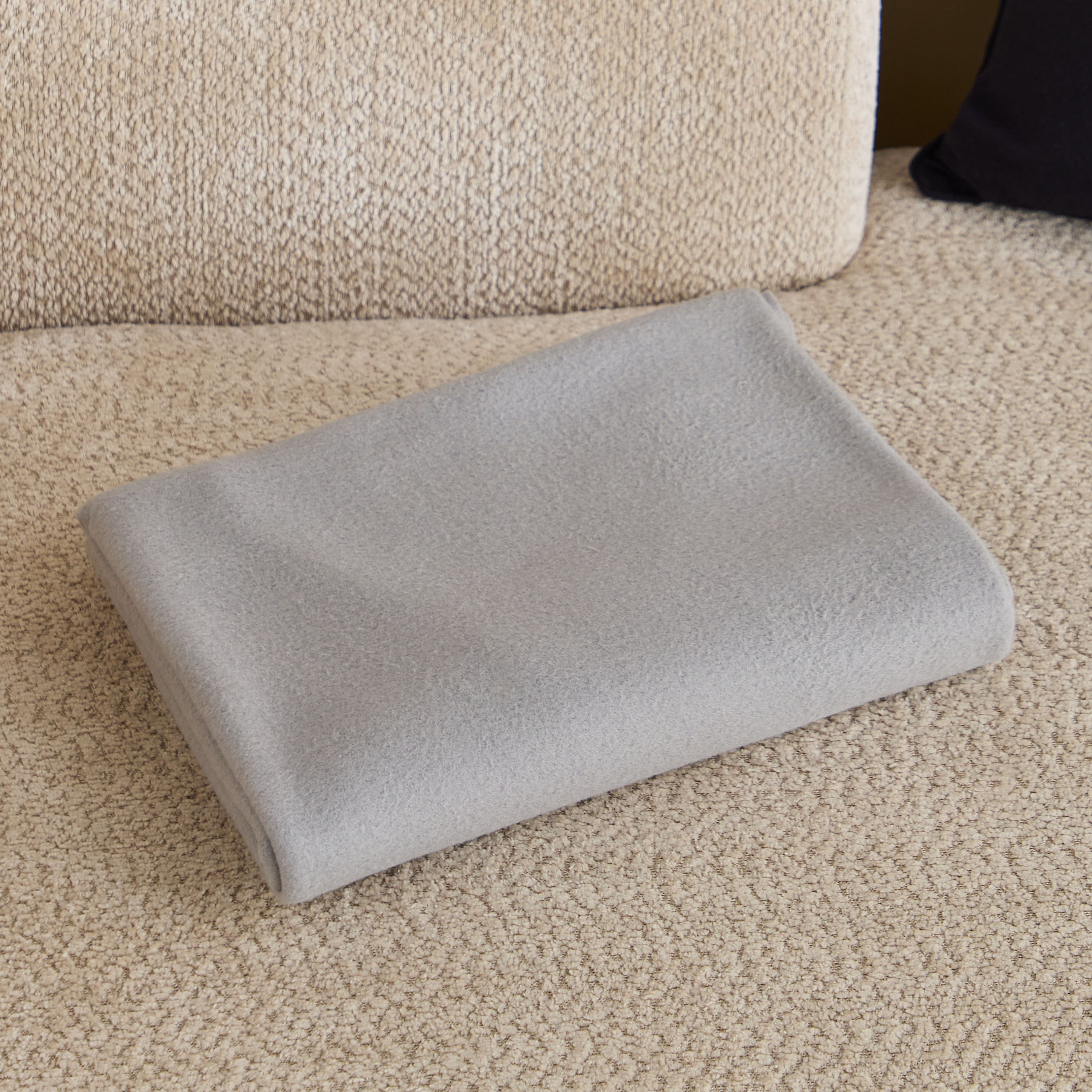 بطانية خفيفة صوف قطبي معاد تدويره سادة من أتلانتا - 120x160 سم-hbxhomeware-hbxbedroom-image-4