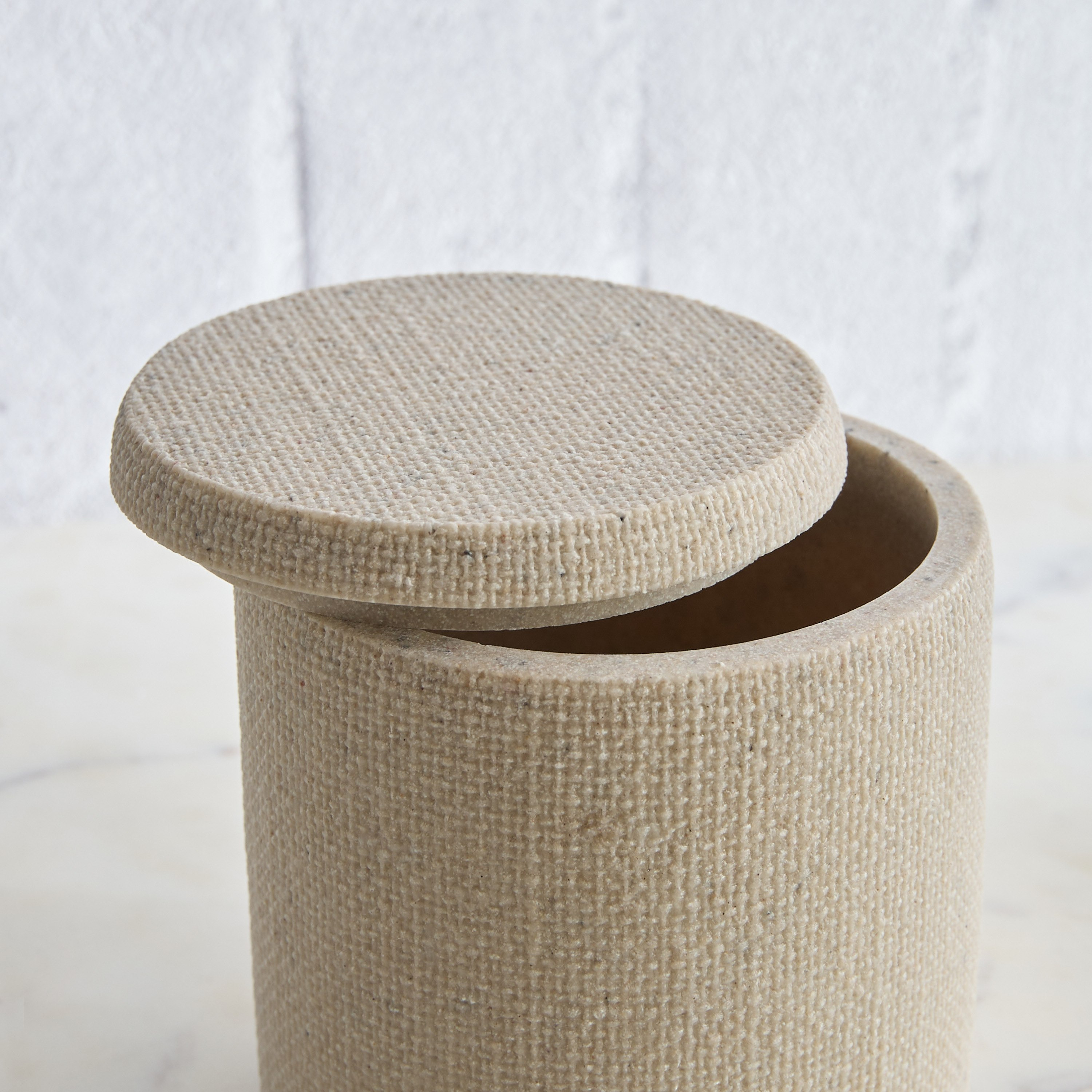 جرّة قطن راتنج من ساتن-hbxhomeware-bathandlaundry-tissueboxesandcottonjars-image-6
