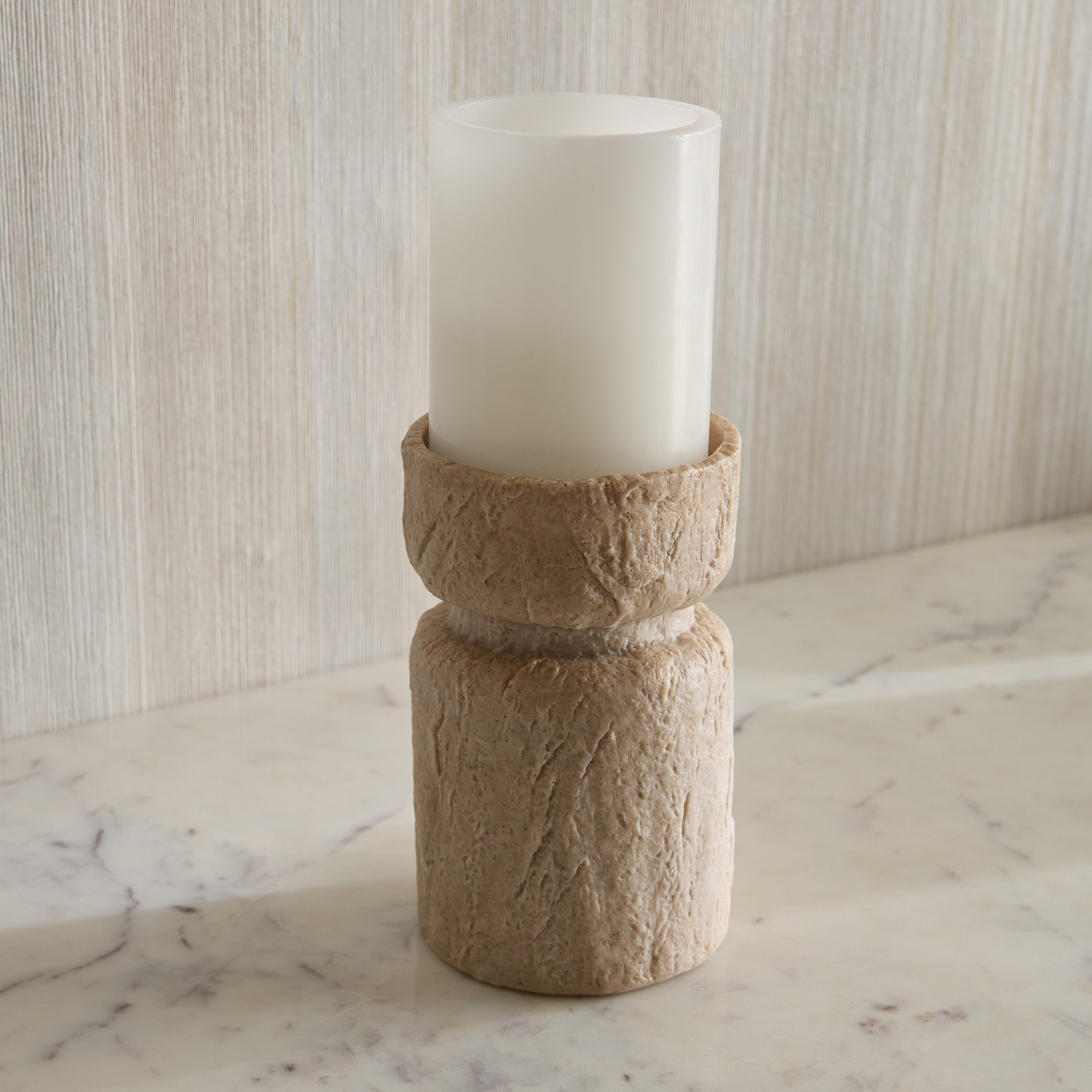 حامل شموع طويلة بوليريسين بتشطيب ترافرتين من كانتو لوكس - 9x9x15 سم-hbxlivingroom-decorandaccessories-candleholders-image-1