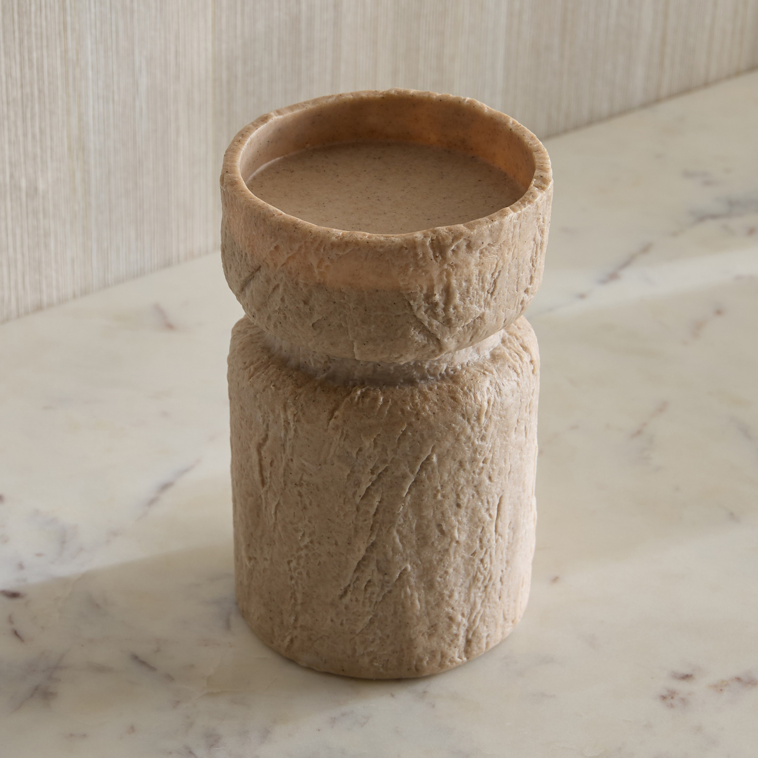 حامل شموع طويلة بوليريسين بتشطيب ترافرتين من كانتو لوكس - 9x9x15 سم-hbxlivingroom-decorandaccessories-candleholders-image-2