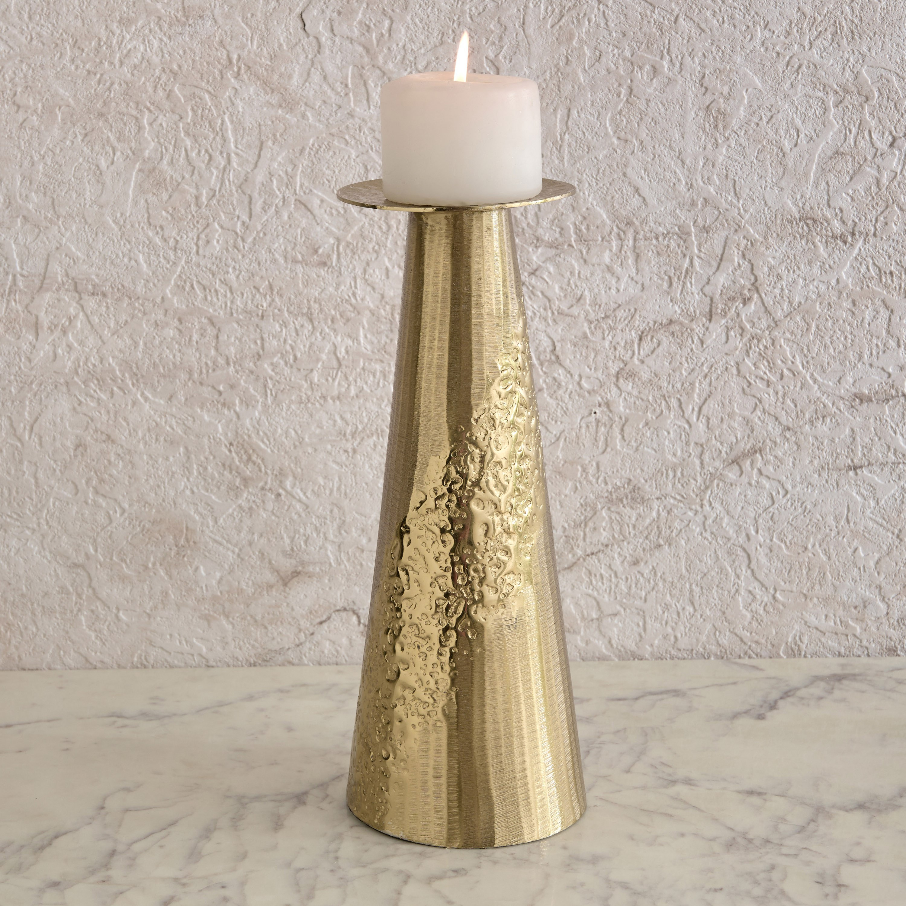 حامل شموع عمودية ألومنيوم بارز الملمس من ميلروز ليت - 12x12x34 سم-hbxlivingroom-decorandaccessories-candleholders-image-1