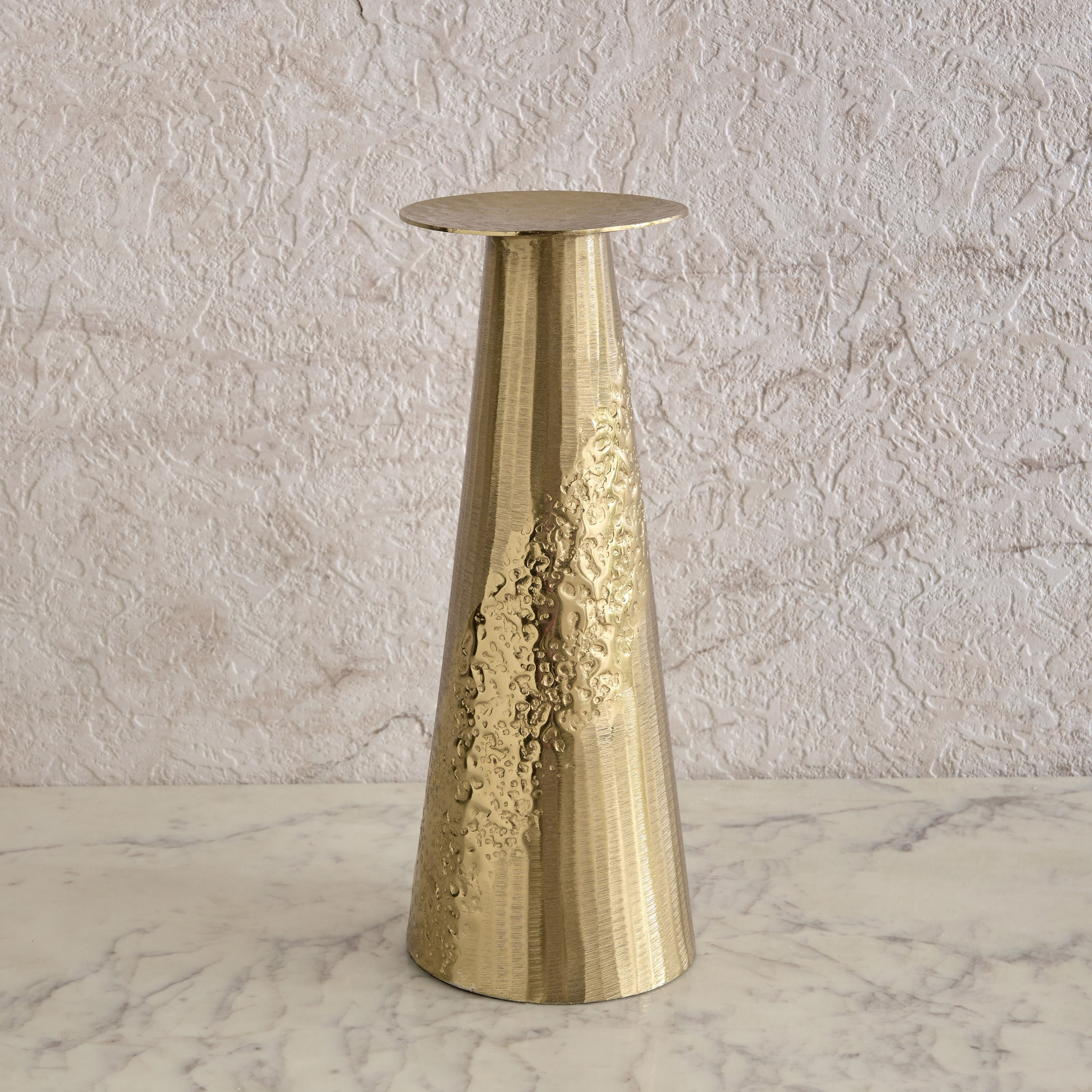حامل شموع عمودية ألومنيوم بارز الملمس من ميلروز ليت - 12x12x34 سم-hbxlivingroom-decorandaccessories-candleholders-image-2