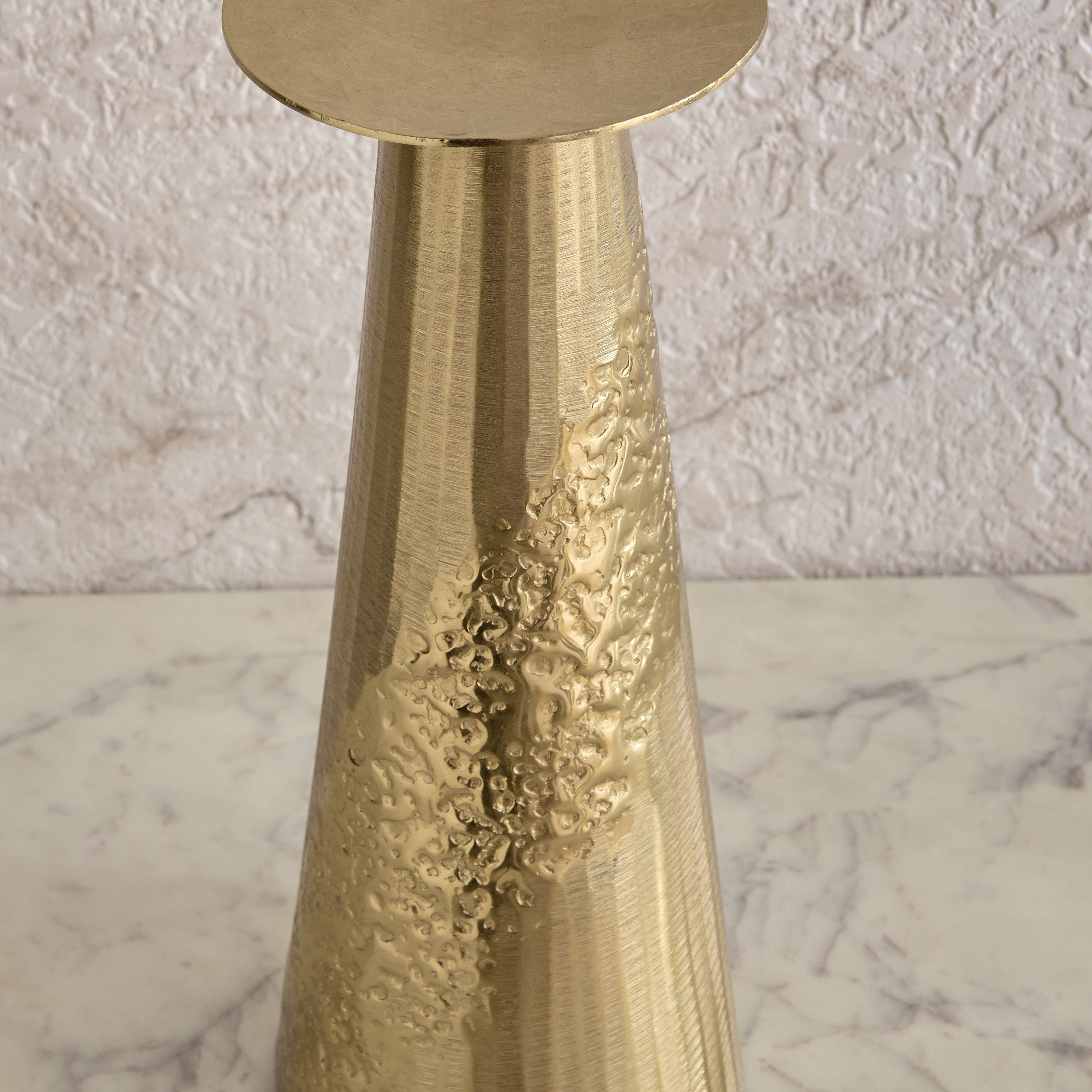 حامل شموع عمودية ألومنيوم بارز الملمس من ميلروز ليت - 12x12x34 سم-hbxlivingroom-decorandaccessories-candleholders-image-3