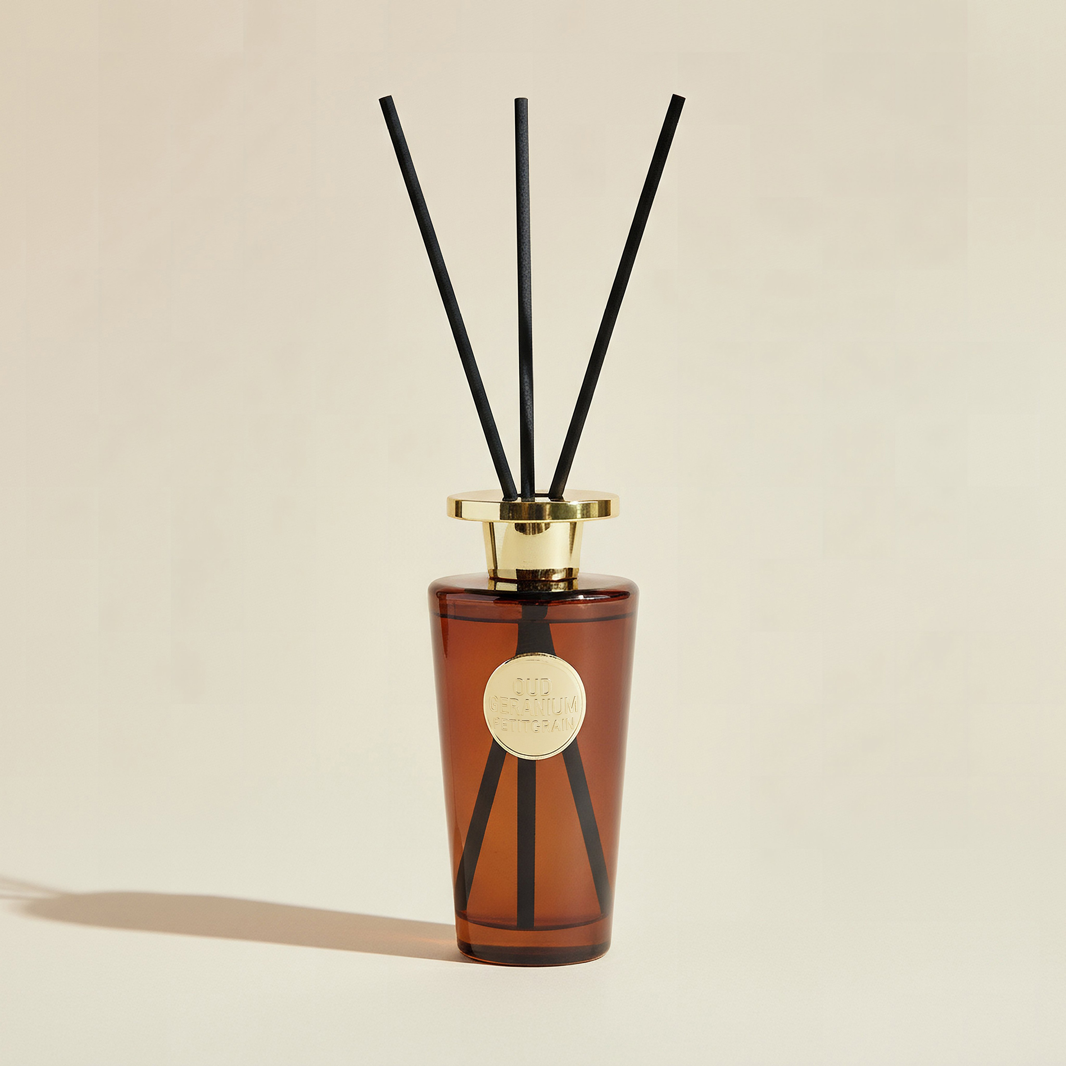 موزع عطور عيدان خشبية برائحة الجيرانيوم والبيتيغرين بريميوم كوليكشن من إيفود - 450 مل-hbxhomeware-hbxdecorandfurnishings-image-1