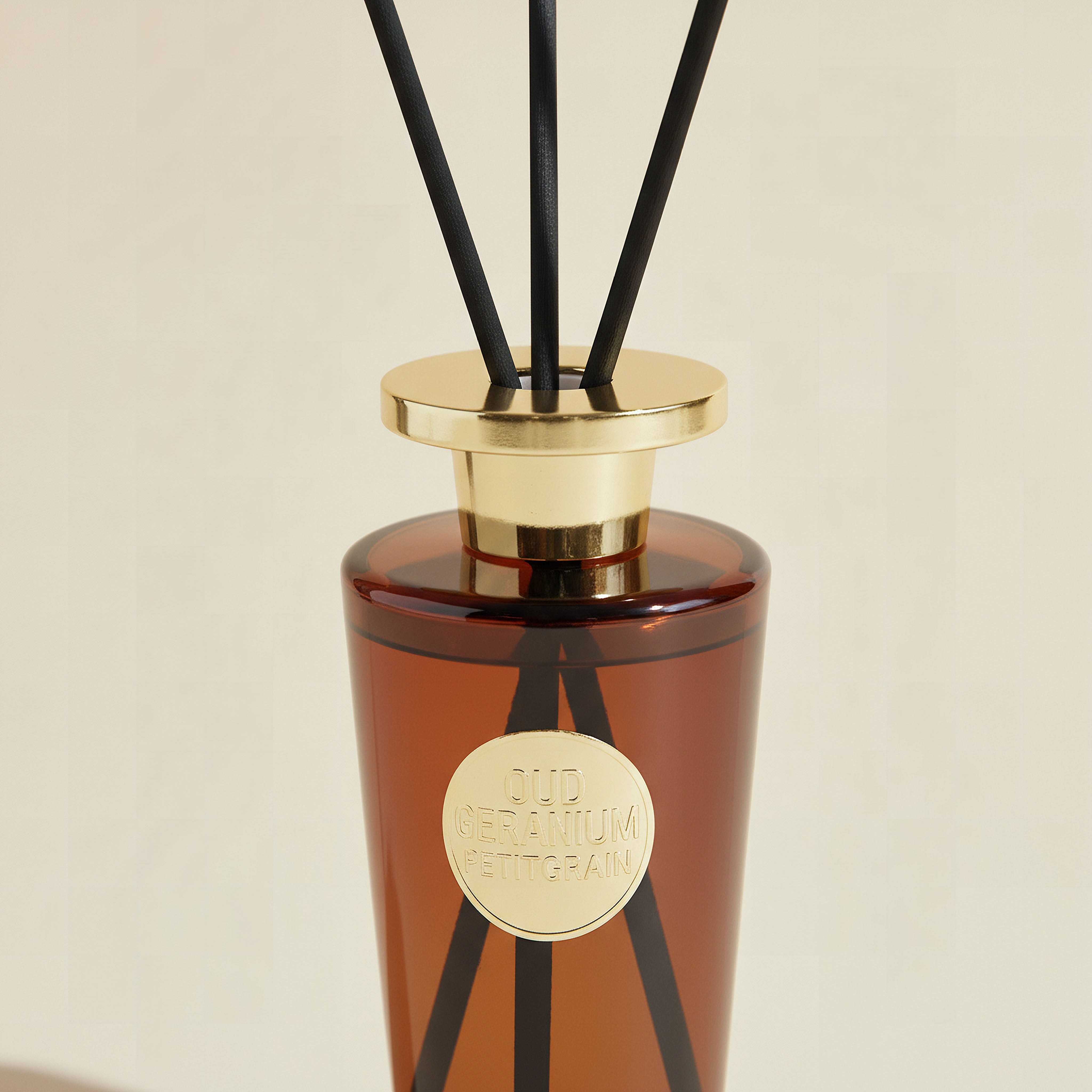 موزع عطور عيدان خشبية برائحة الجيرانيوم والبيتيغرين بريميوم كوليكشن من إيفود - 450 مل-hbxhomeware-hbxdecorandfurnishings-image-2