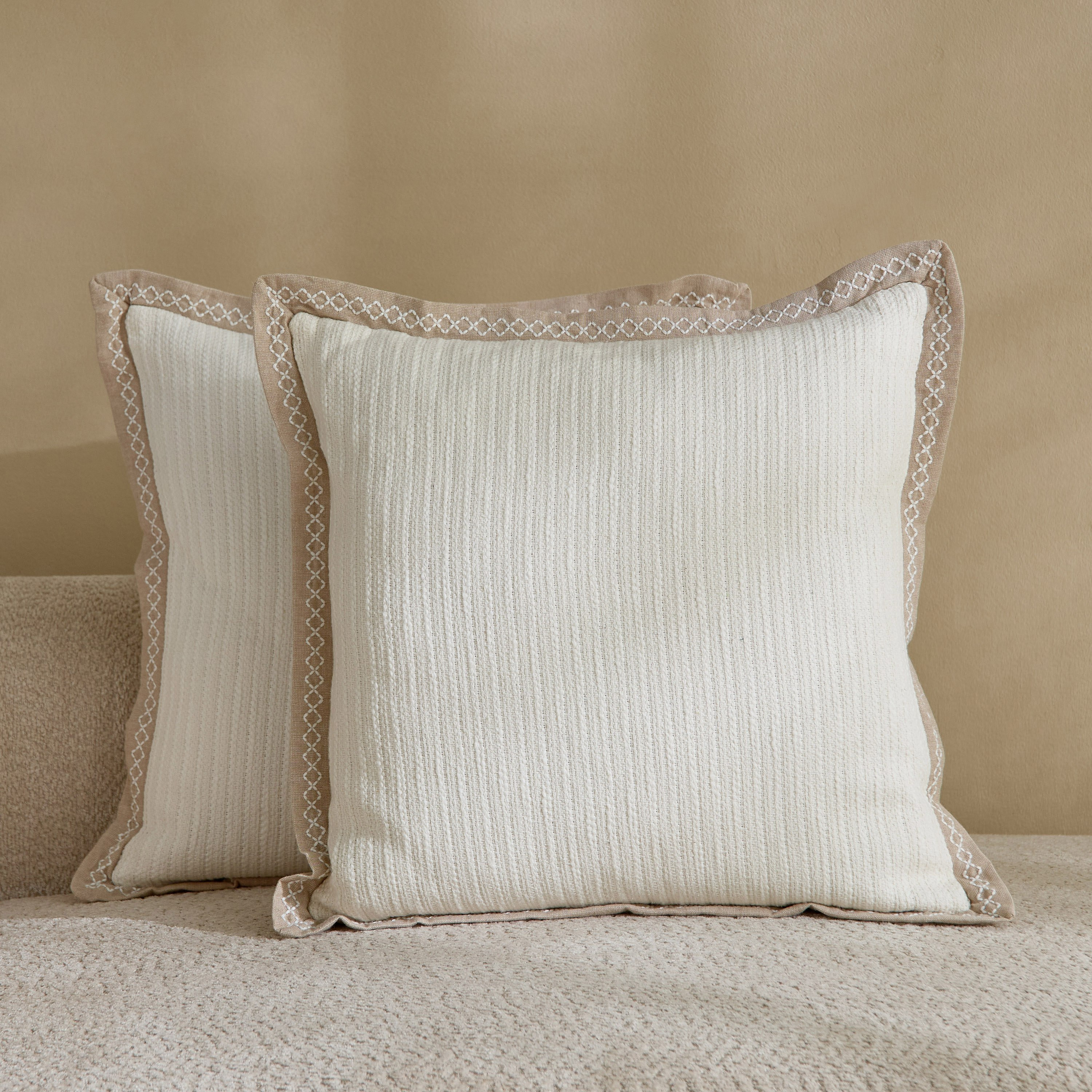 طقم وسادات محشوة مطرزة قطعتين بحواف مزخرفة من كوزي دو - 50x50 سم-hbxhomeware-hbxbedroom-image-1