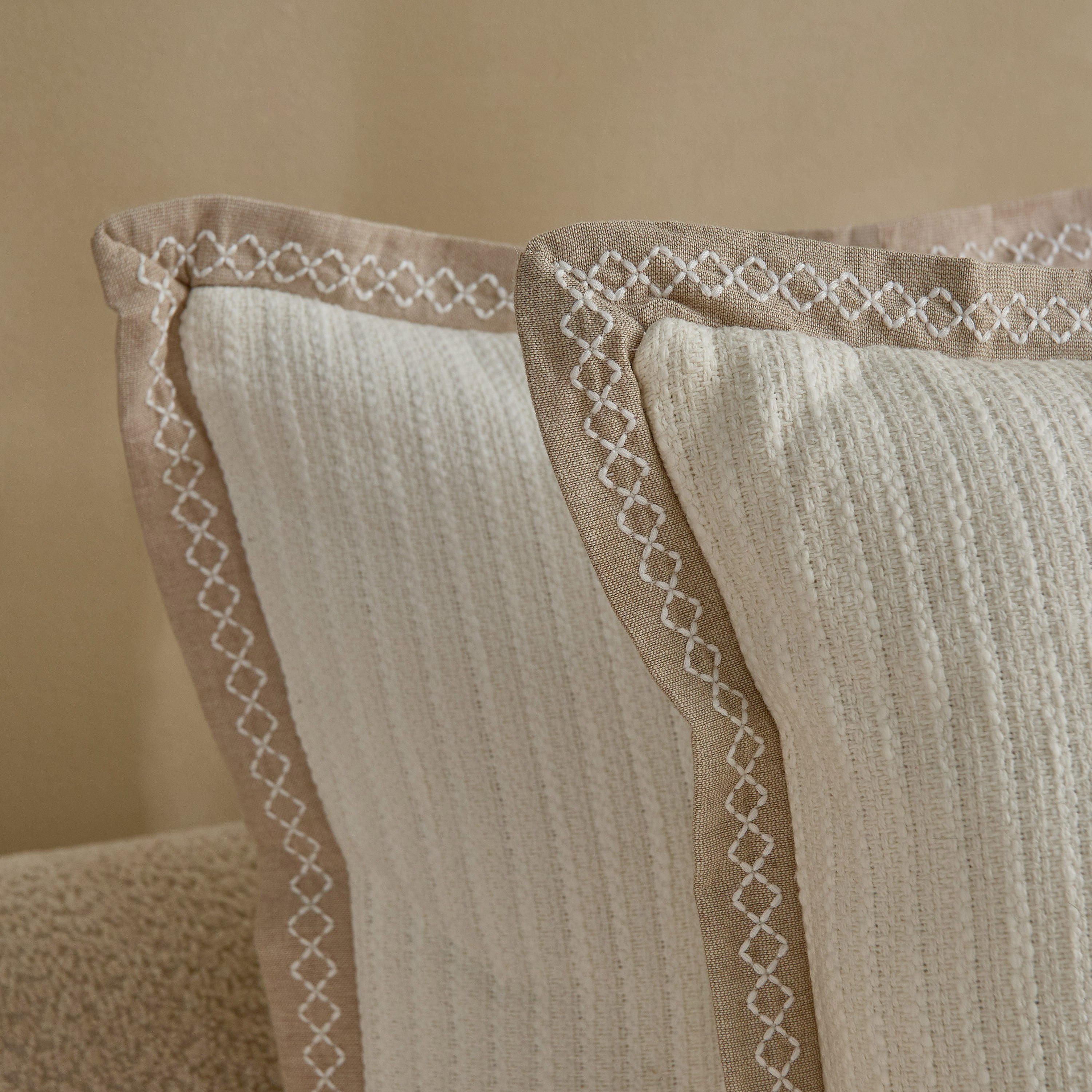 طقم وسادات محشوة مطرزة قطعتين بحواف مزخرفة من كوزي دو - 50x50 سم-hbxhomeware-hbxbedroom-image-2