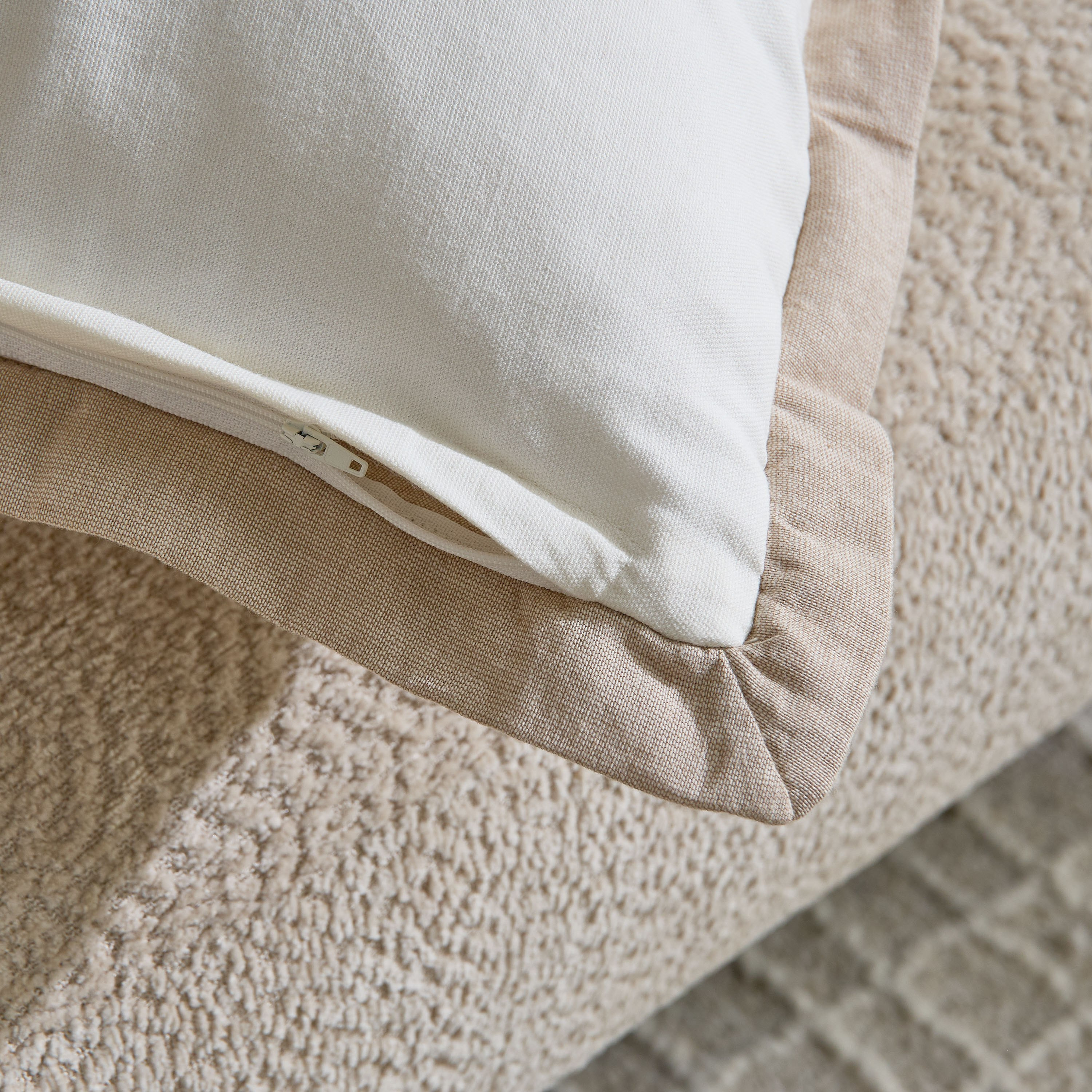 طقم وسادات محشوة مطرزة قطعتين بحواف مزخرفة من كوزي دو - 50x50 سم-hbxhomeware-hbxbedroom-image-3