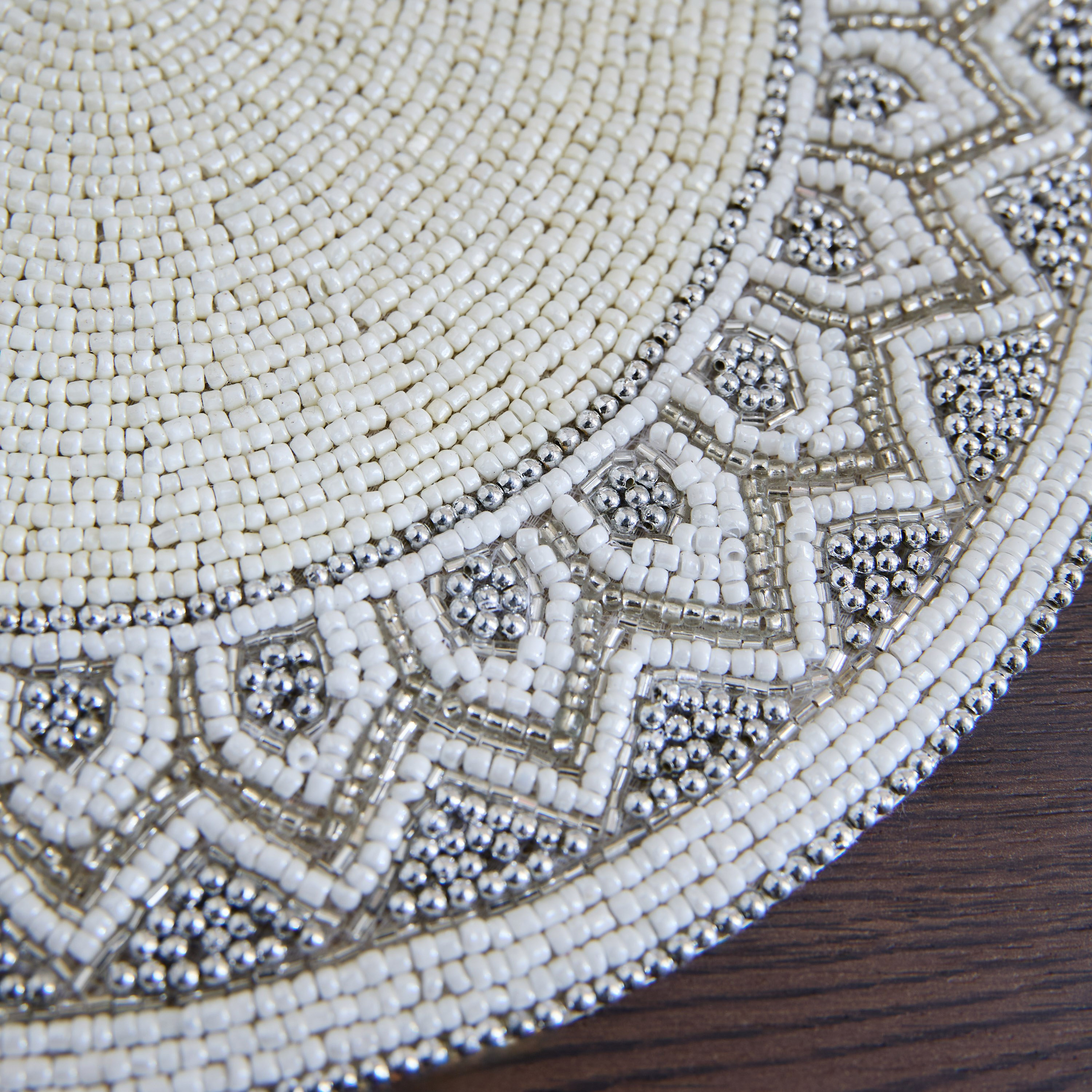 مفرش خرز مستدير بحواف مزينة من براكا أتبال - 30 سم-hbxdecorandfurnishings-homefurnishings-tablelinens-image-3