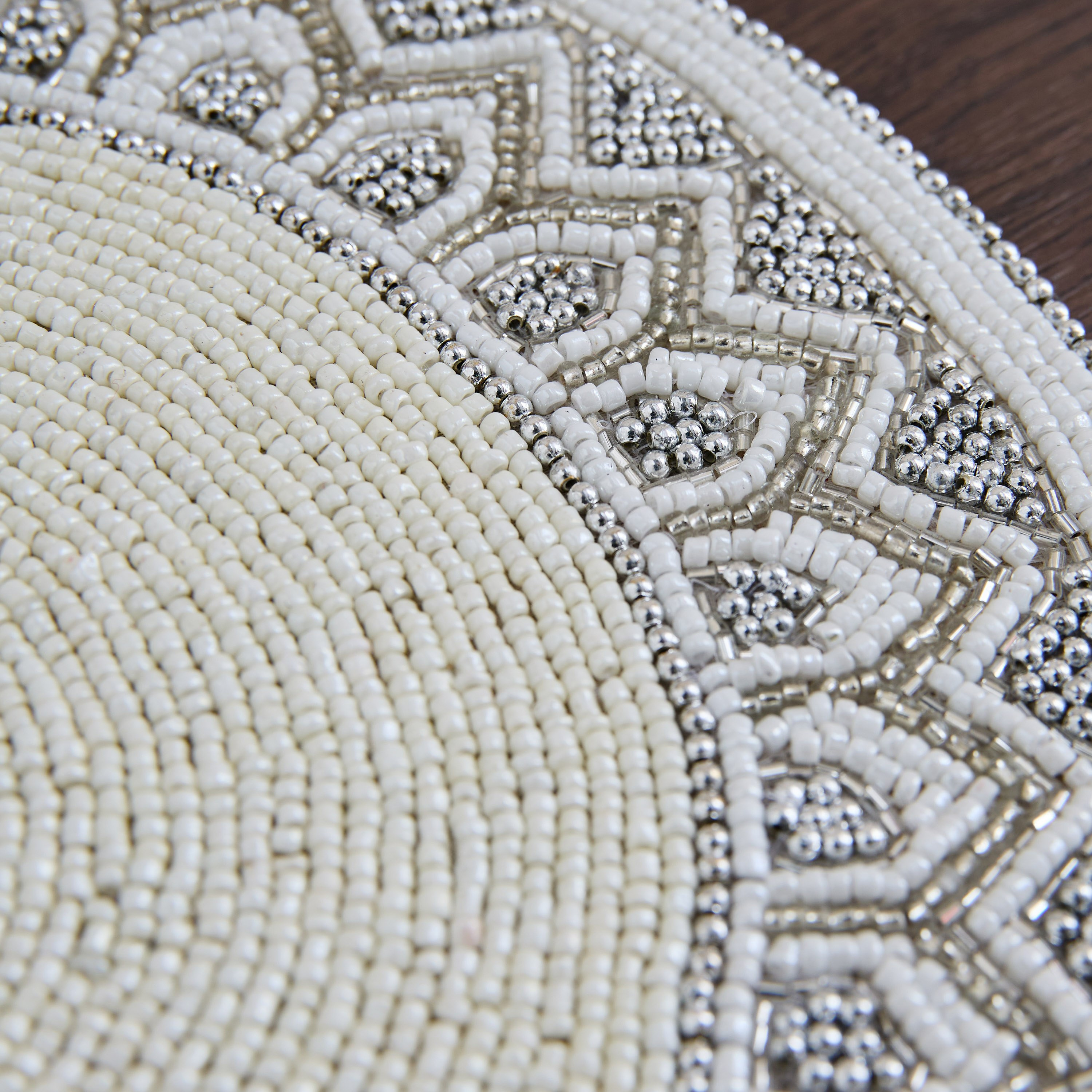 مفرش خرز مستدير بحواف مزينة من براكا أتبال - 30 سم-hbxdecorandfurnishings-homefurnishings-tablelinens-image-4