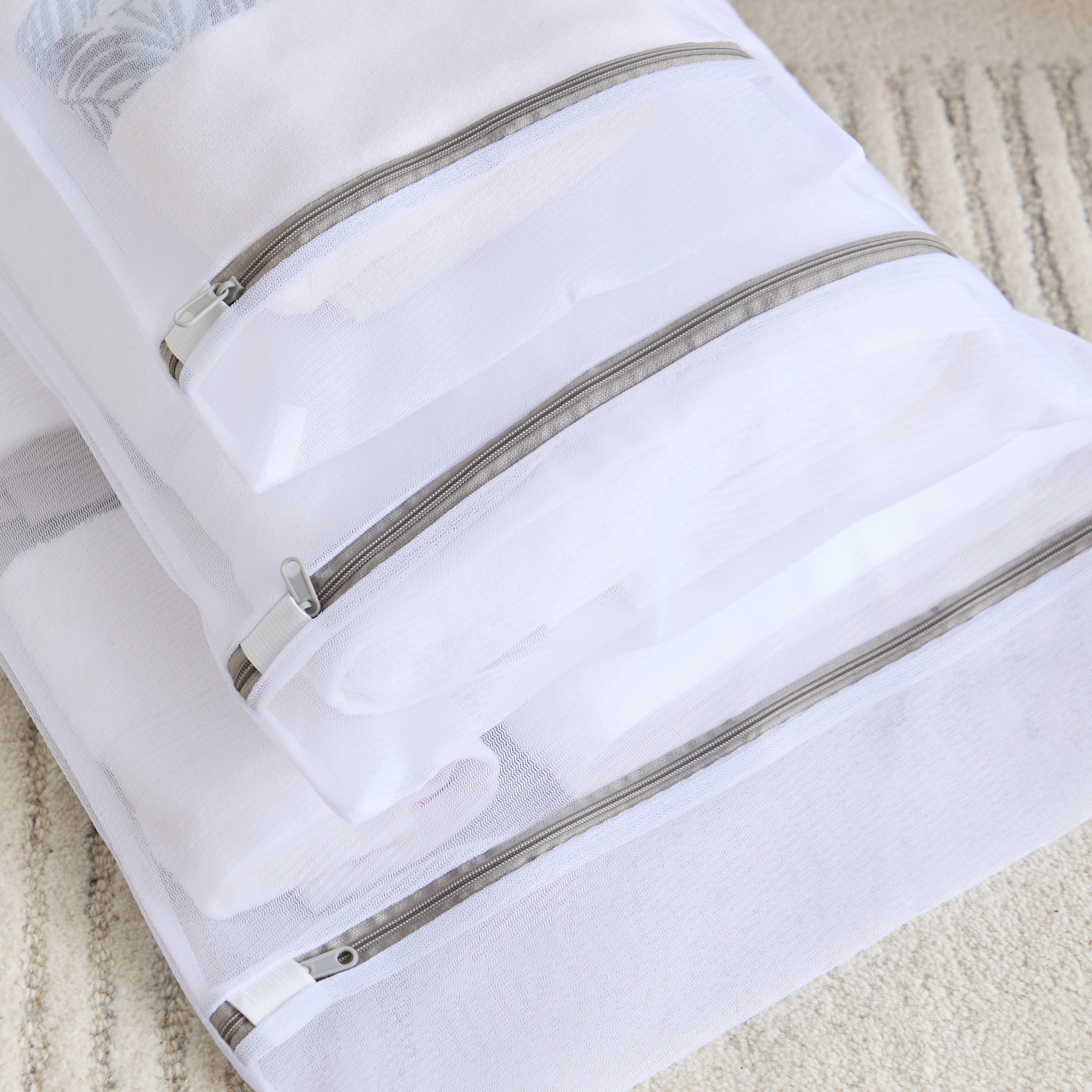 Saga 3-Piece Mesh Wash Bag Set-hbxbathroom-bathroomstorage-laundryhampers-image-4
