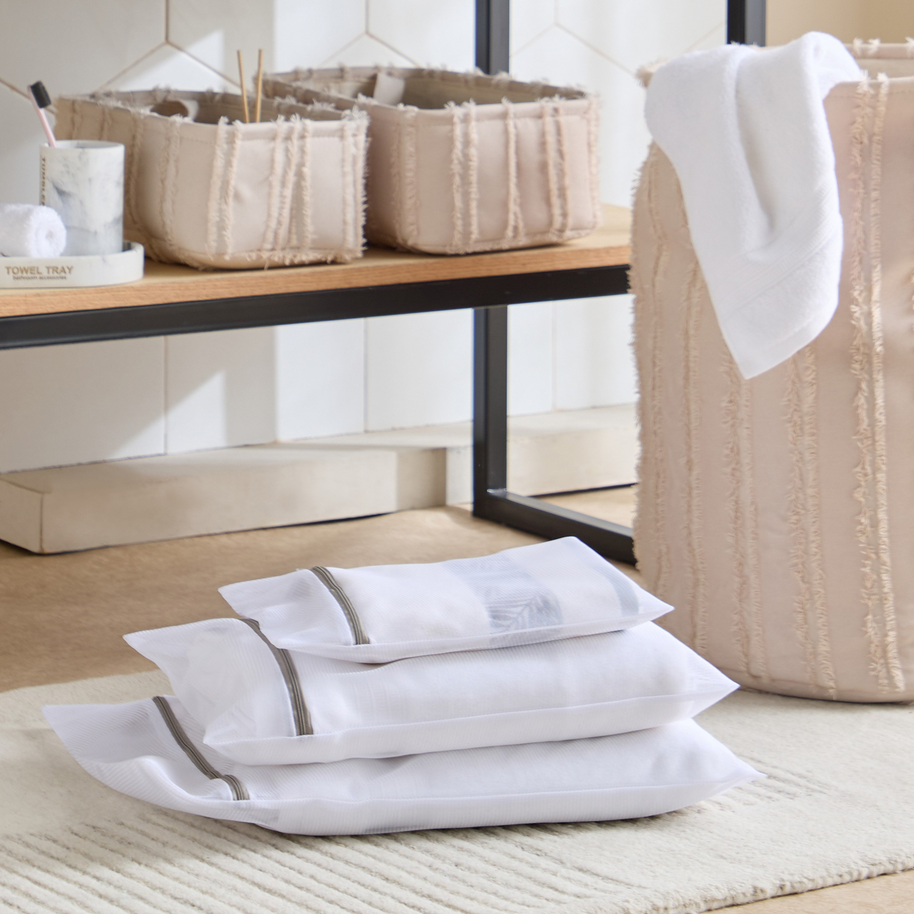Saga 3-Piece Mesh Wash Bag Set-hbxbathroom-bathroomstorage-laundryhampers-image-6